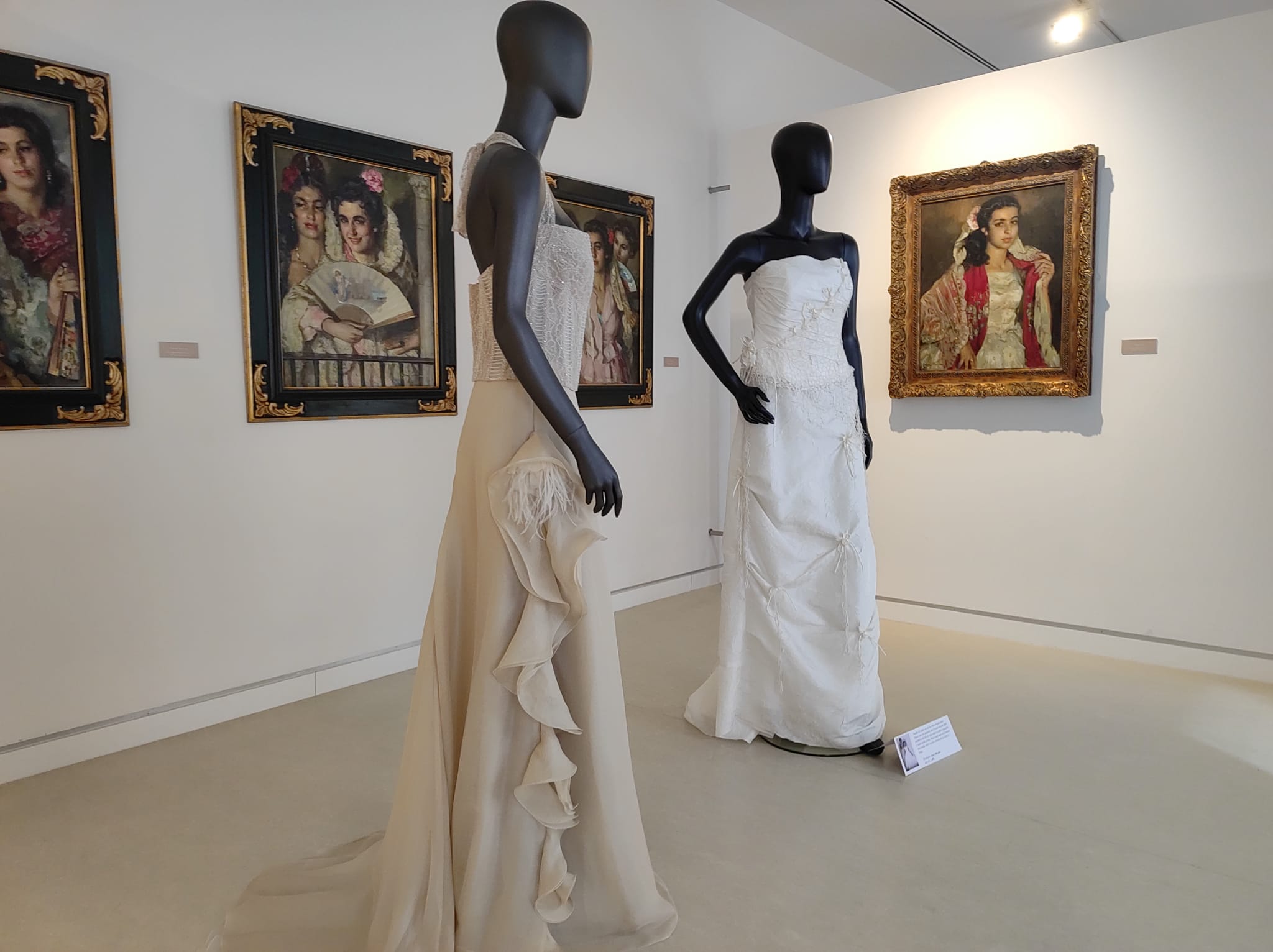 La exposición 'Vísteme: de la alta costura al arte', en imágenes La exposición 'Vísteme: de la alta costura al arte', en imágenes
