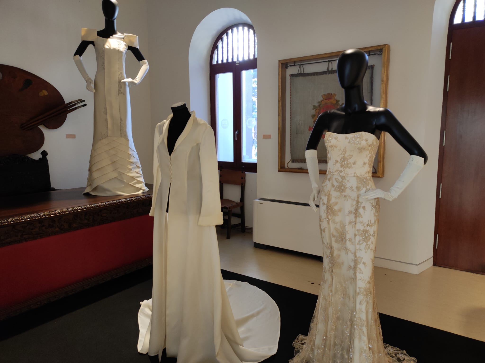 La exposición 'Vísteme: de la alta costura al arte', en imágenes La exposición 'Vísteme: de la alta costura al arte', en imágenes