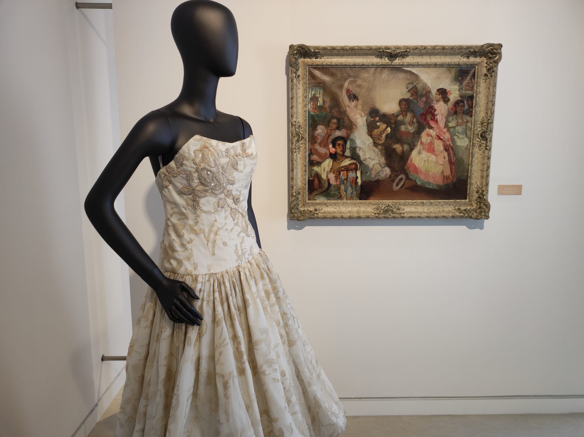 La exposición 'Vísteme: de la alta costura al arte', en imágenes La exposición 'Vísteme: de la alta costura al arte', en imágenes