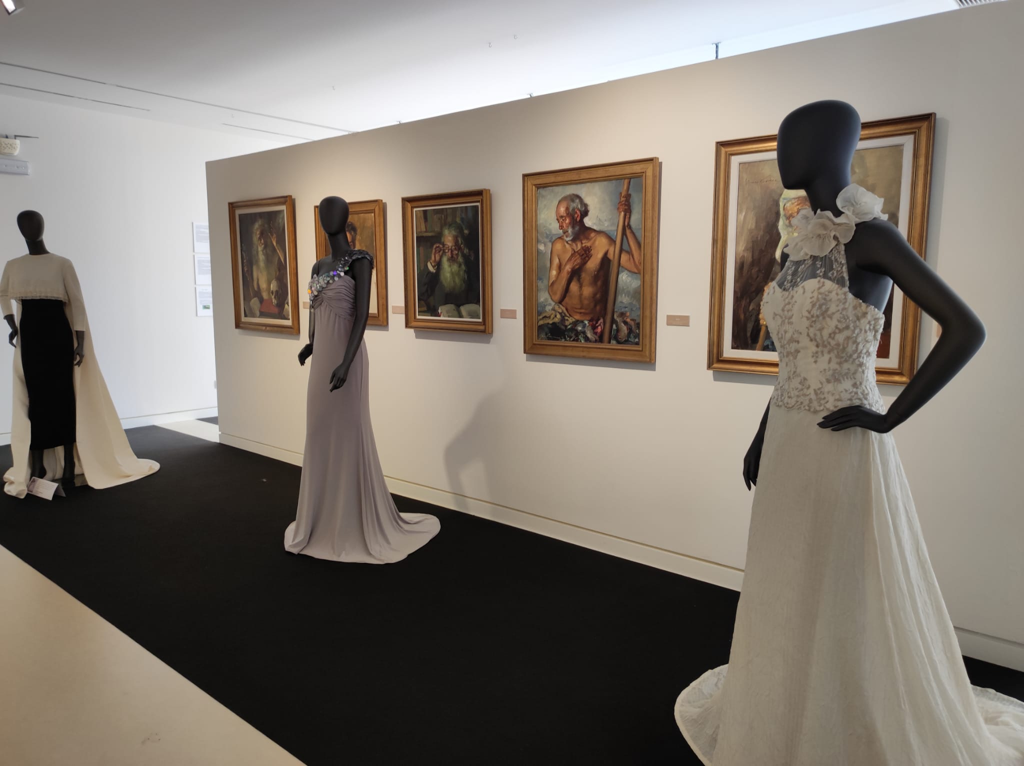 La exposición 'Vísteme: de la alta costura al arte', en imágenes La exposición 'Vísteme: de la alta costura al arte', en imágenes