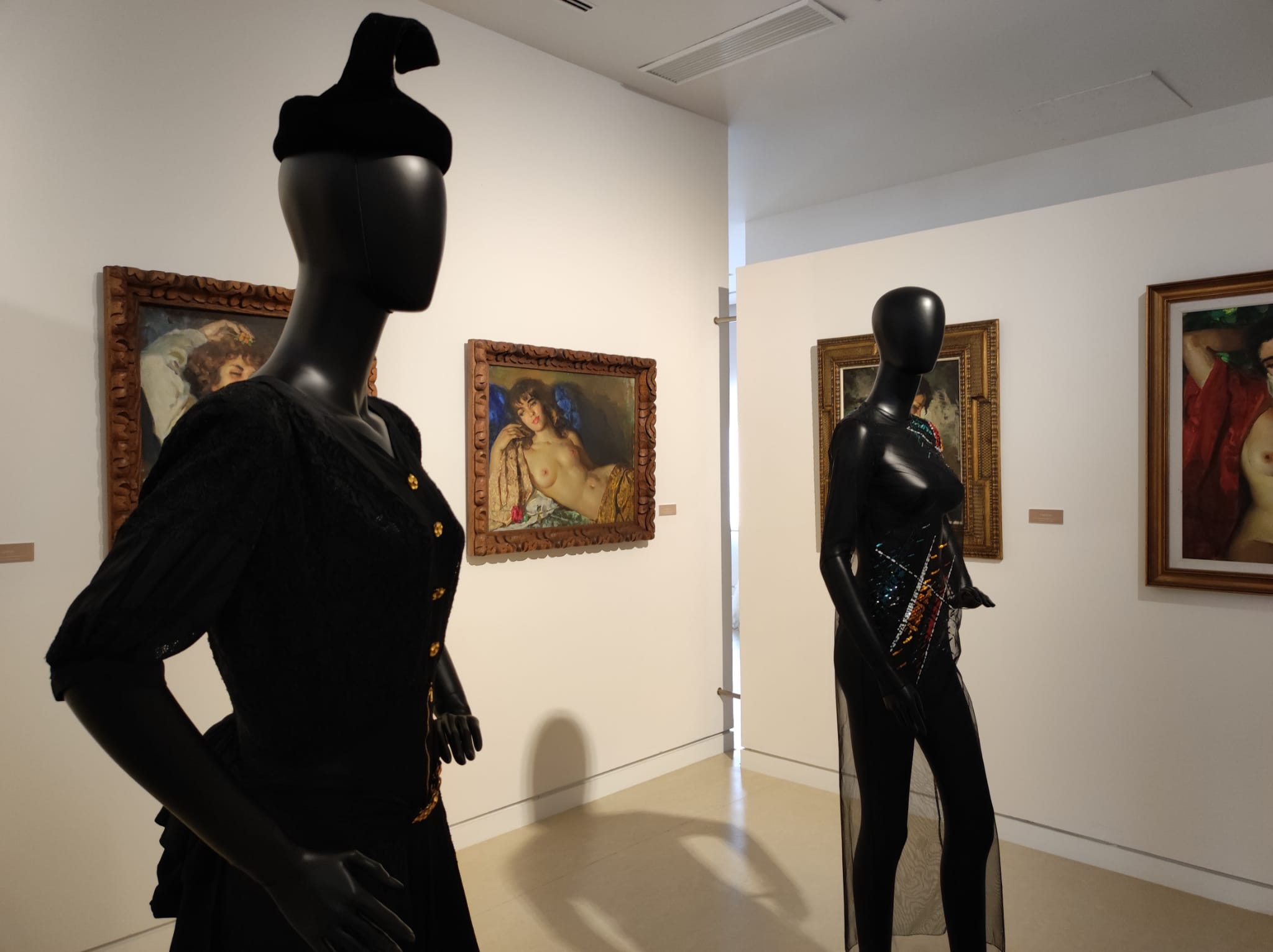 La exposición 'Vísteme: de la alta costura al arte', en imágenes La exposición 'Vísteme: de la alta costura al arte', en imágenes