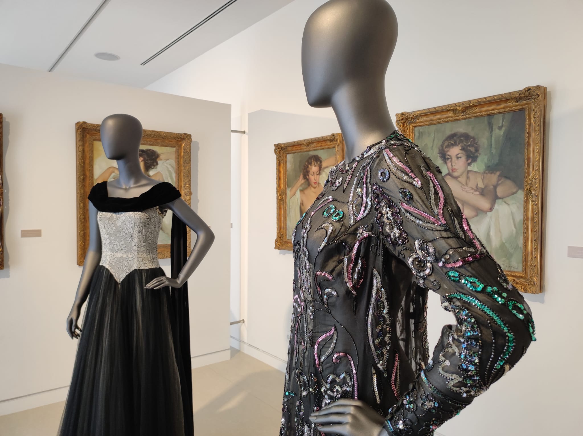 La exposición 'Vísteme: de la alta costura al arte', en imágenes La exposición 'Vísteme: de la alta costura al arte', en imágenes