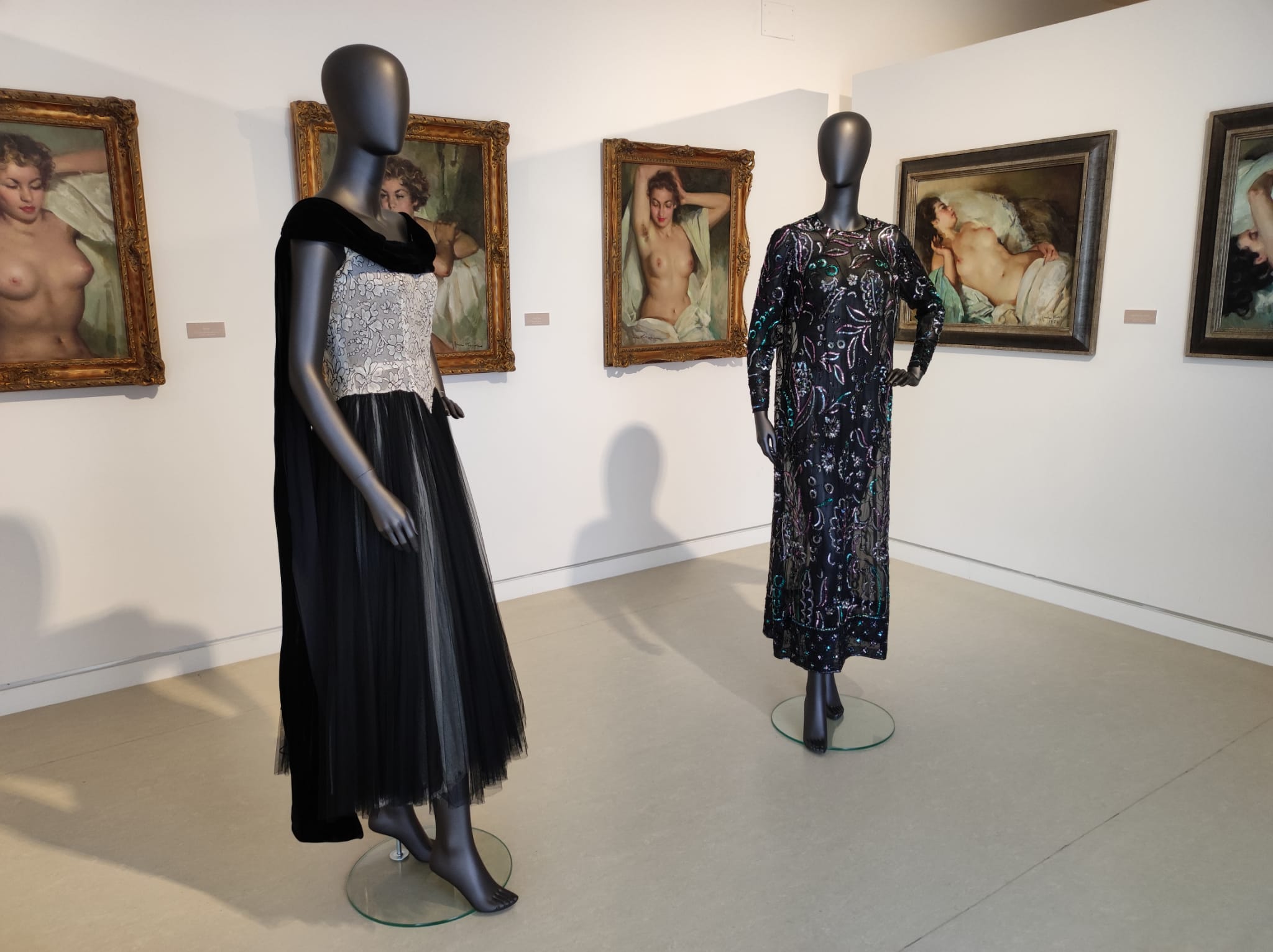 La exposición 'Vísteme: de la alta costura al arte', en imágenes La exposición 'Vísteme: de la alta costura al arte', en imágenes
