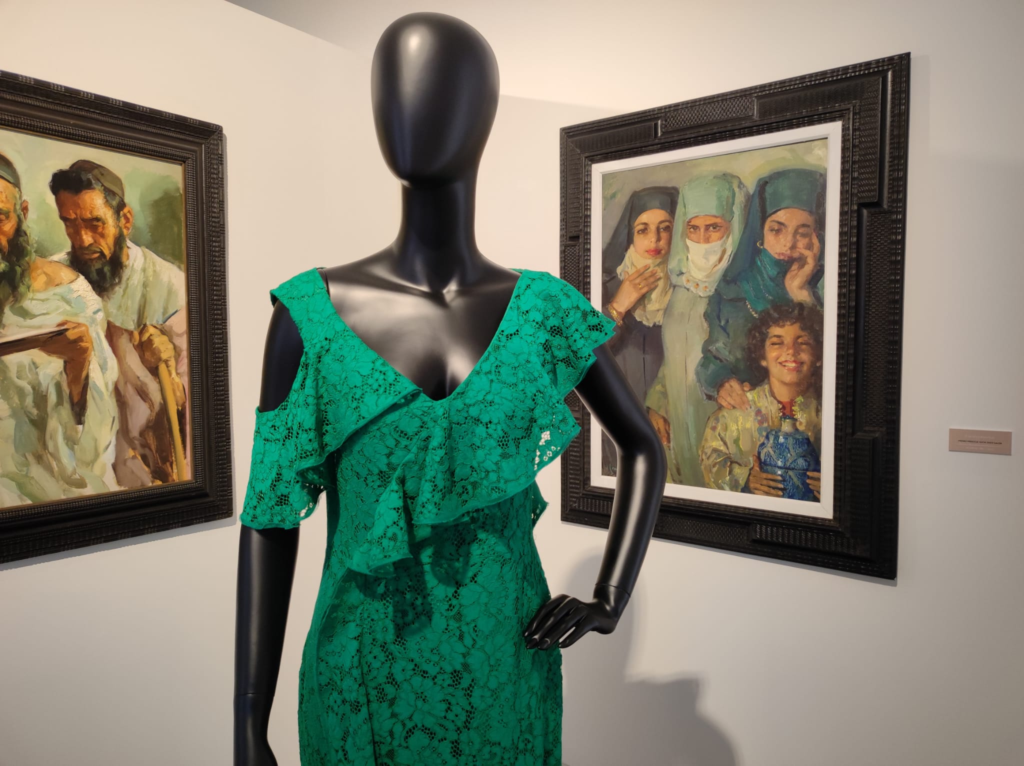 La exposición 'Vísteme: de la alta costura al arte', en imágenes La exposición 'Vísteme: de la alta costura al arte', en imágenes
