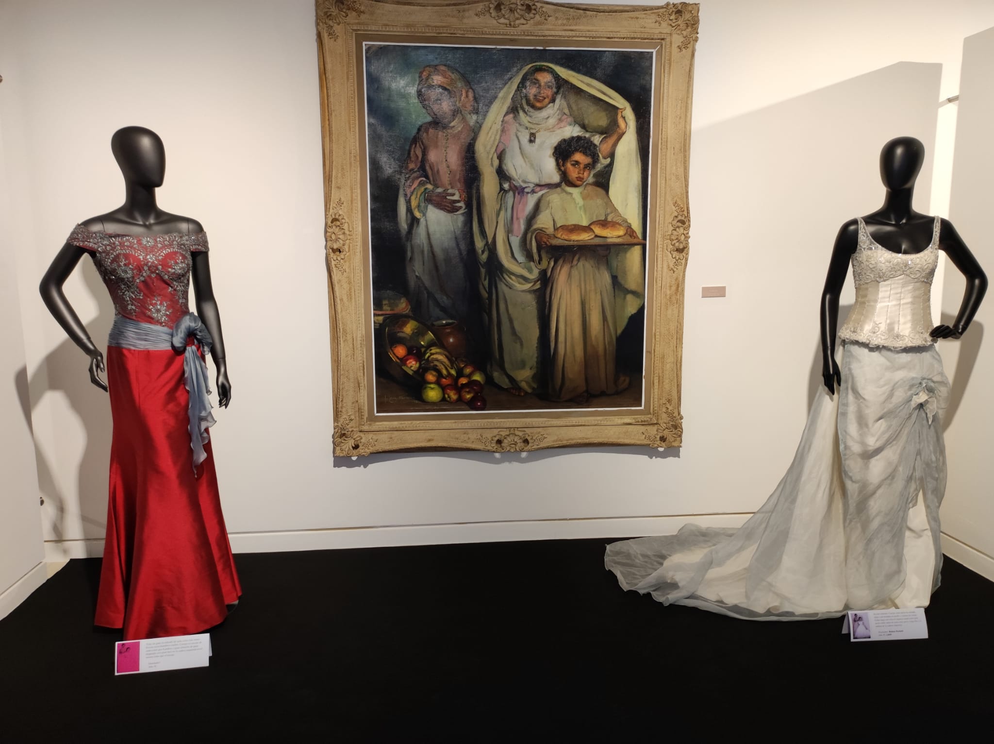 La exposición 'Vísteme: de la alta costura al arte', en imágenes La exposición 'Vísteme: de la alta costura al arte', en imágenes