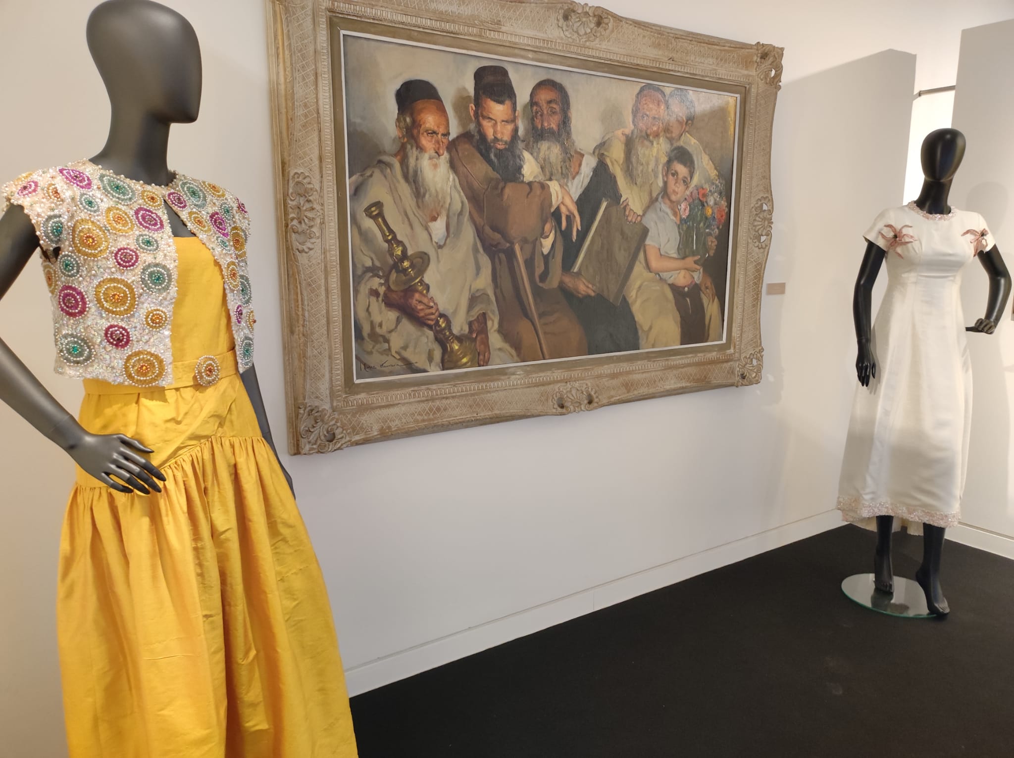 La exposición 'Vísteme: de la alta costura al arte', en imágenes La exposición 'Vísteme: de la alta costura al arte', en imágenes