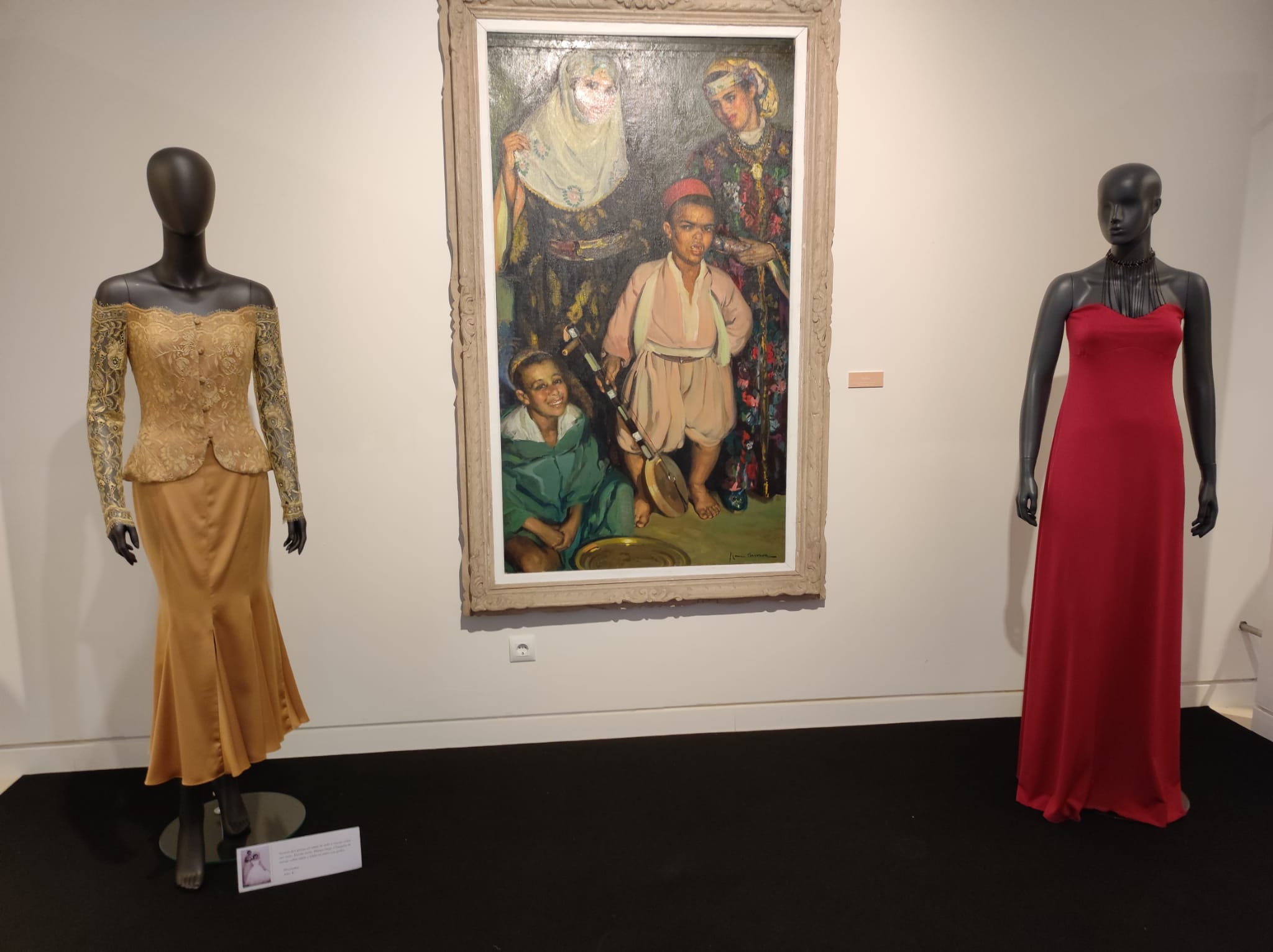 La exposición 'Vísteme: de la alta costura al arte', en imágenes La exposición 'Vísteme: de la alta costura al arte', en imágenes