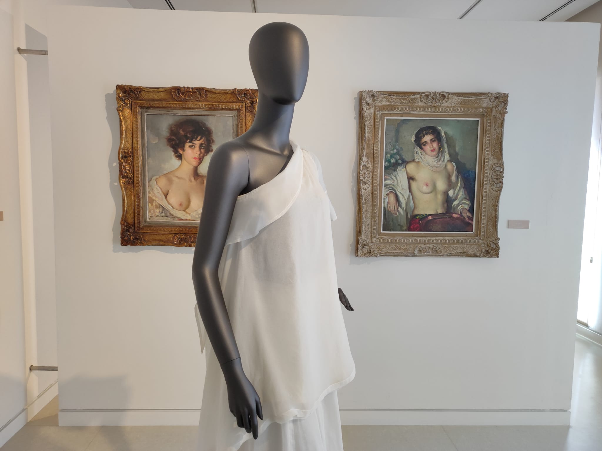 La exposición 'Vísteme: de la alta costura al arte', en imágenes La exposición 'Vísteme: de la alta costura al arte', en imágenes