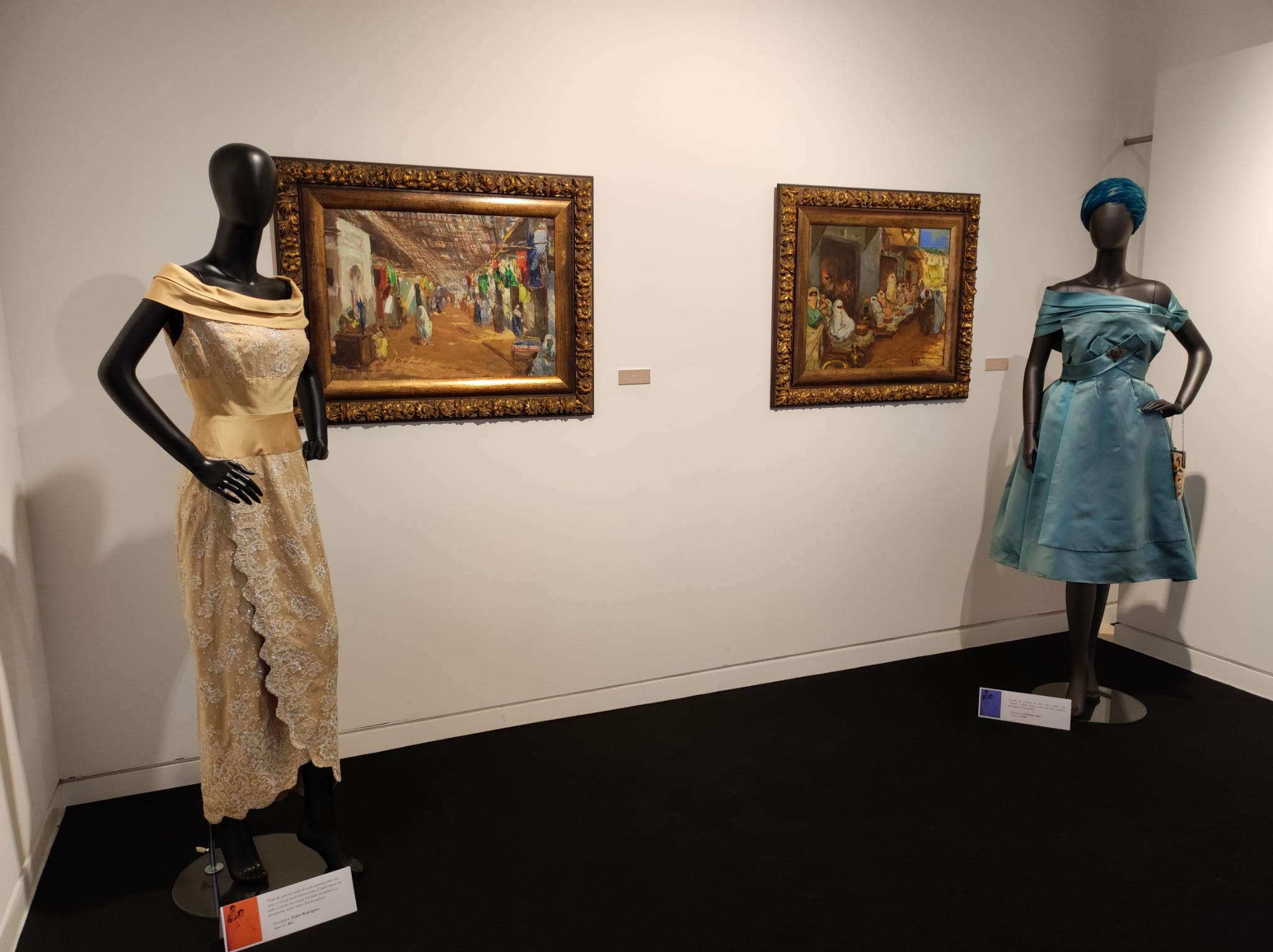 La exposición 'Vísteme: de la alta costura al arte', en imágenes La exposición 'Vísteme: de la alta costura al arte', en imágenes