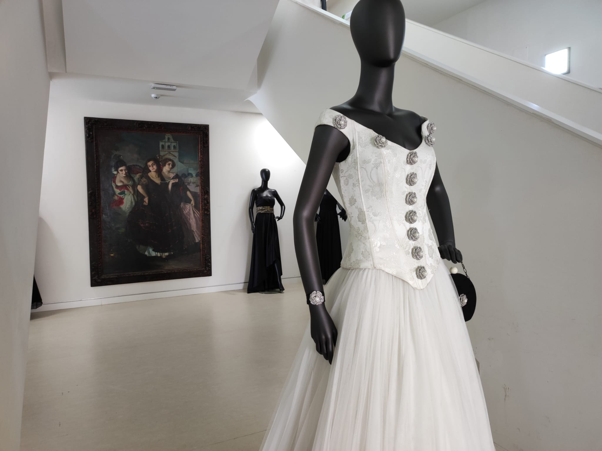 La exposición 'Vísteme: de la alta costura al arte', en imágenes La exposición 'Vísteme: de la alta costura al arte', en imágenes