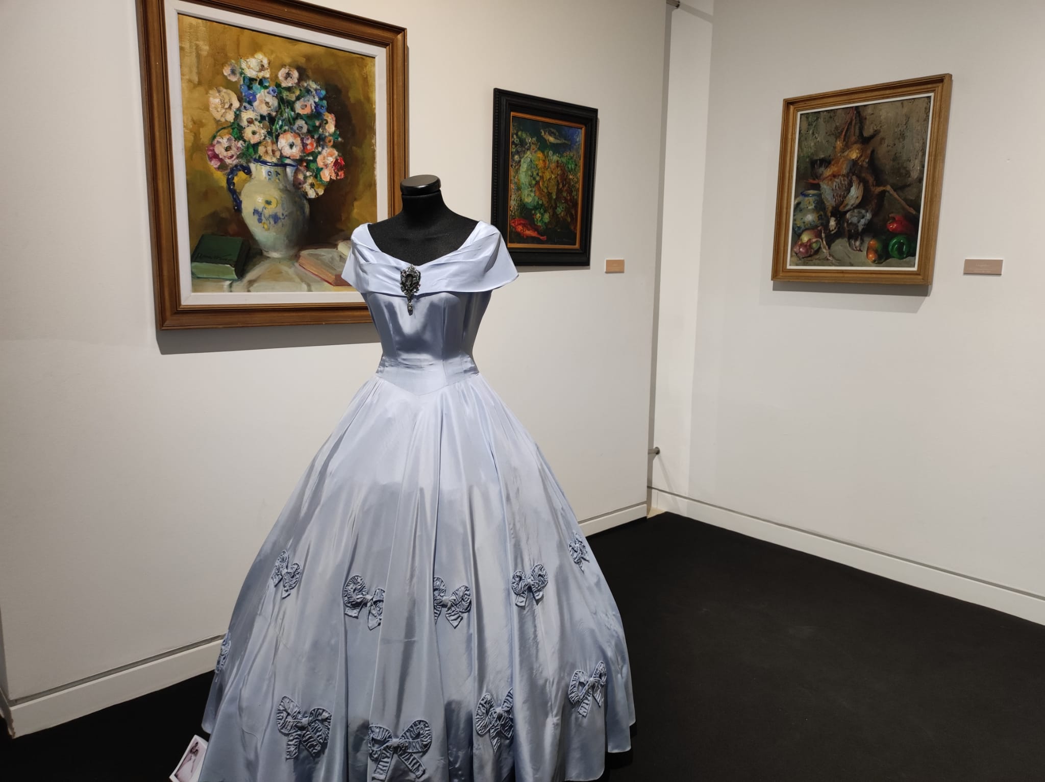 La exposición 'Vísteme: de la alta costura al arte', en imágenes La exposición 'Vísteme: de la alta costura al arte', en imágenes