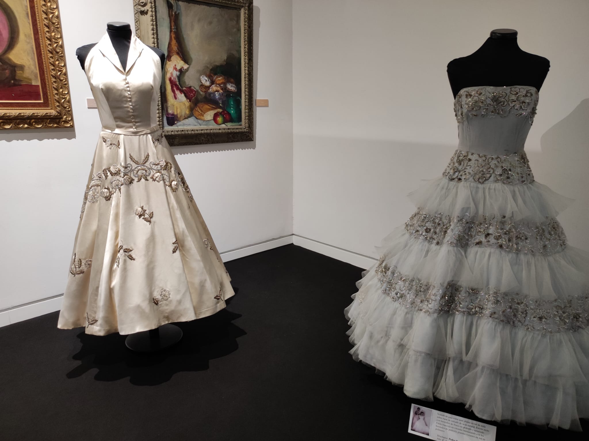 La exposición 'Vísteme: de la alta costura al arte', en imágenes La exposición 'Vísteme: de la alta costura al arte', en imágenes