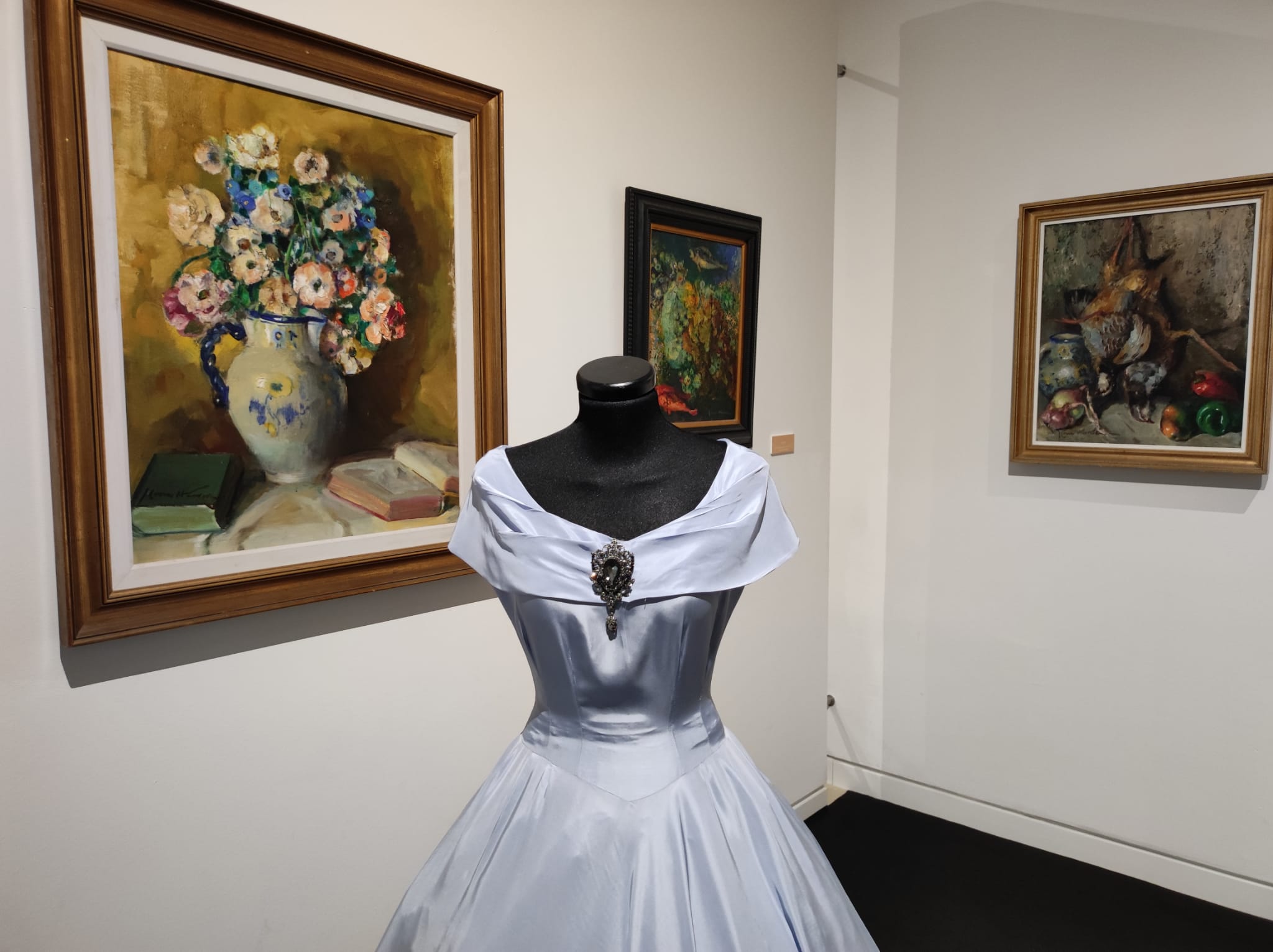 La exposición 'Vísteme: de la alta costura al arte', en imágenes La exposición 'Vísteme: de la alta costura al arte', en imágenes
