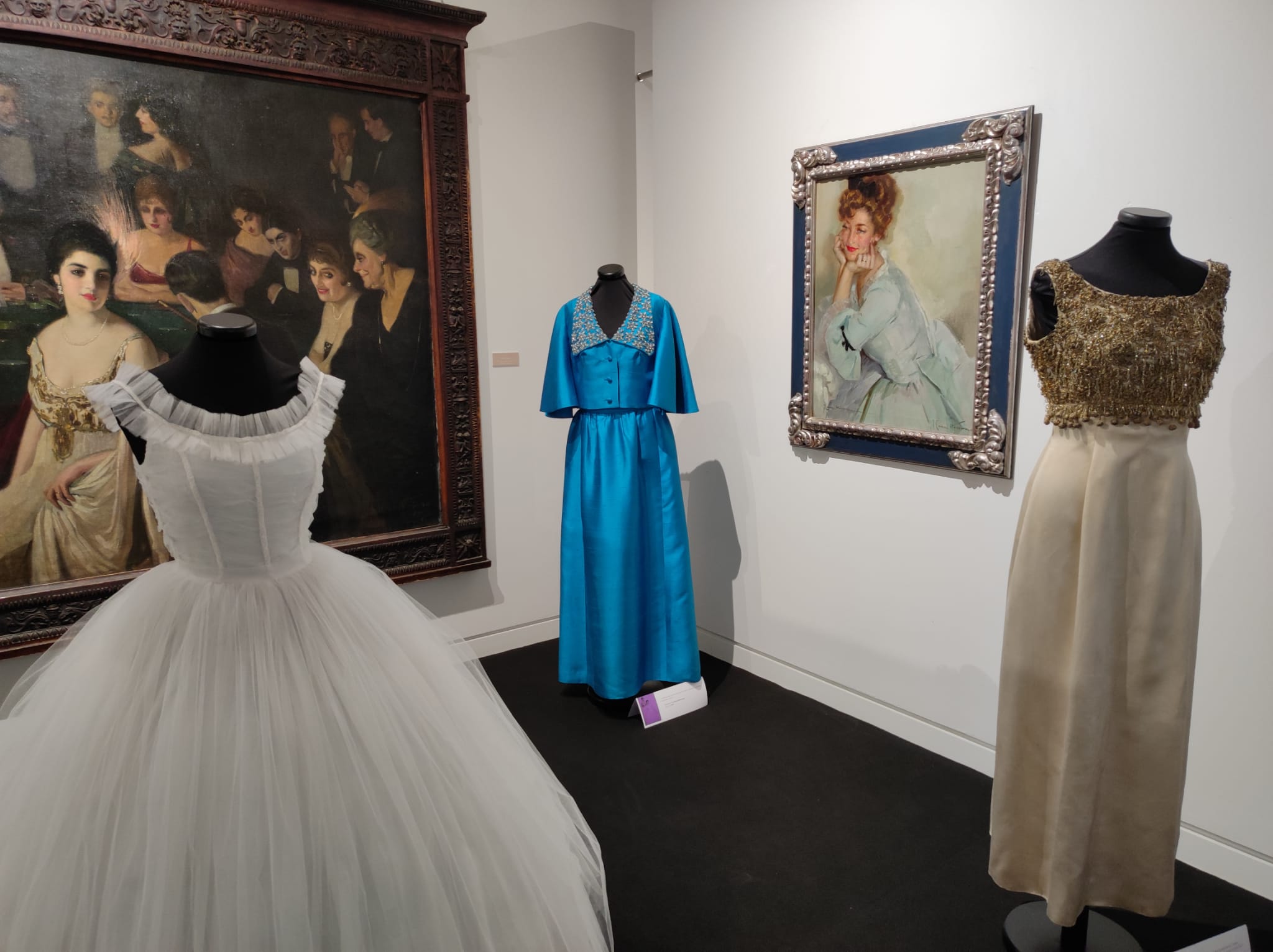 La exposición 'Vísteme: de la alta costura al arte', en imágenes La exposición 'Vísteme: de la alta costura al arte', en imágenes