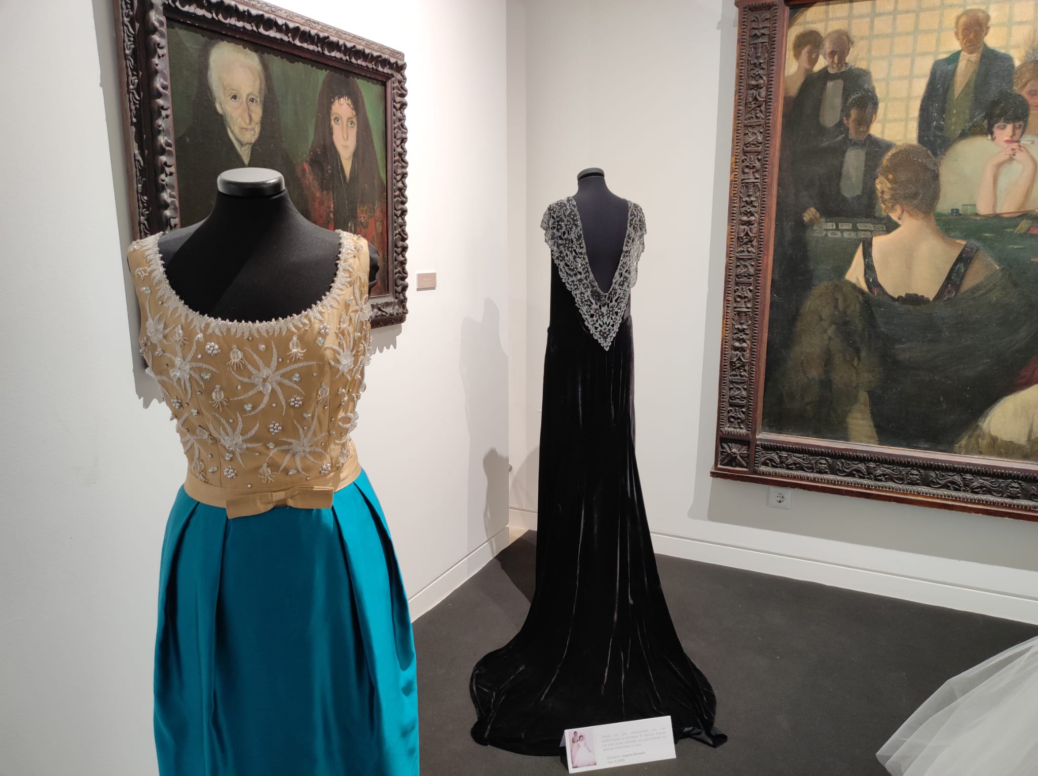 La exposición 'Vísteme: de la alta costura al arte', en imágenes La exposición 'Vísteme: de la alta costura al arte', en imágenes