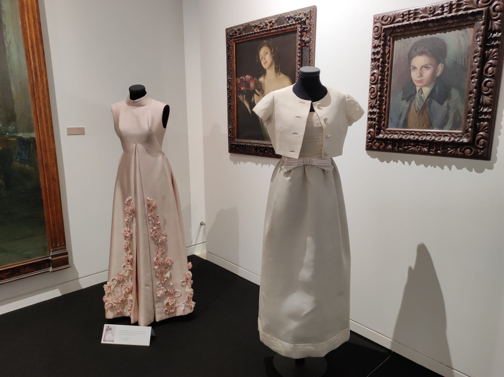 La exposición 'Vísteme: de la alta costura al arte', en imágenes La exposición 'Vísteme: de la alta costura al arte', en imágenes