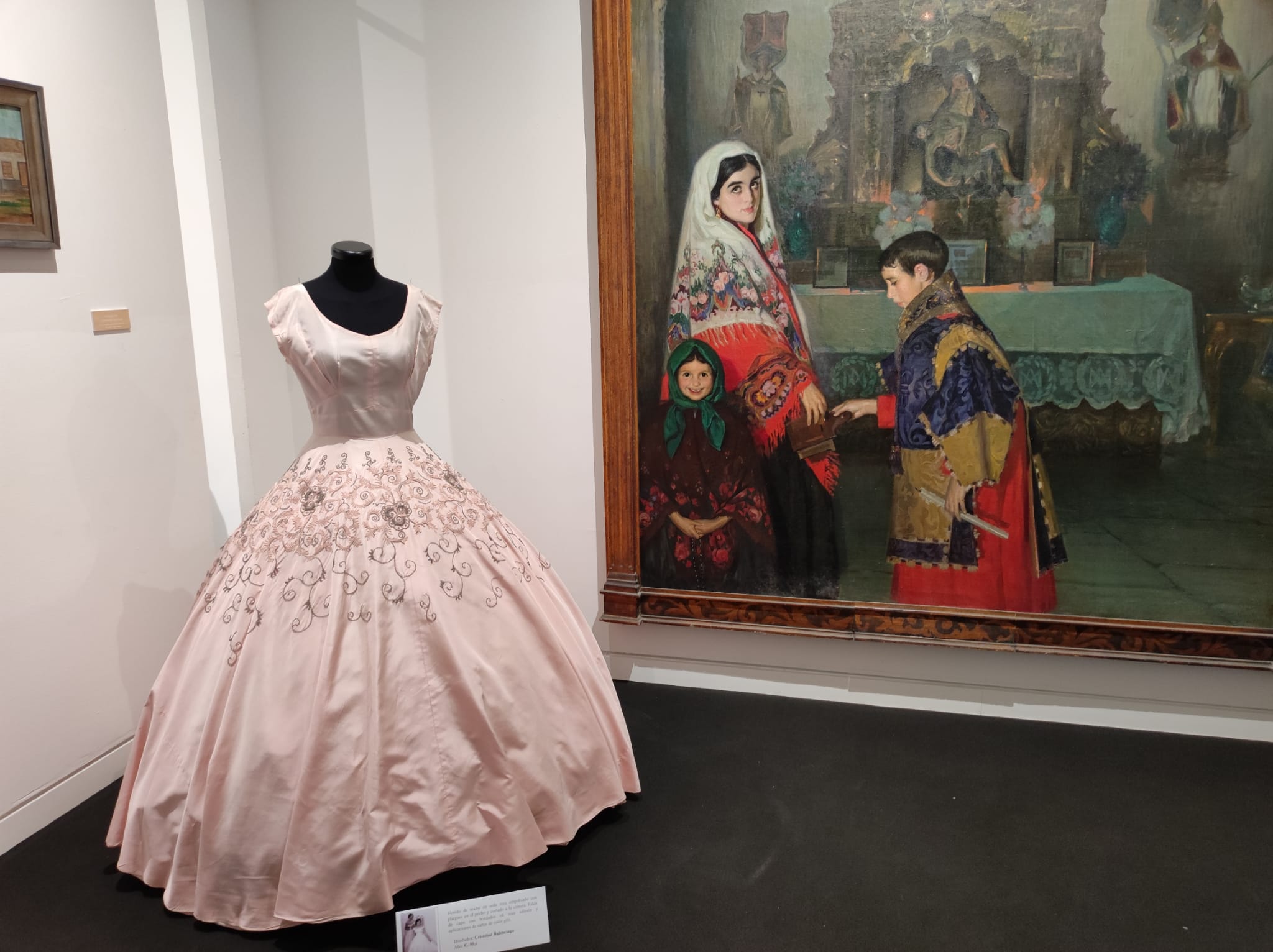 La exposición 'Vísteme: de la alta costura al arte', en imágenes La exposición 'Vísteme: de la alta costura al arte', en imágenes