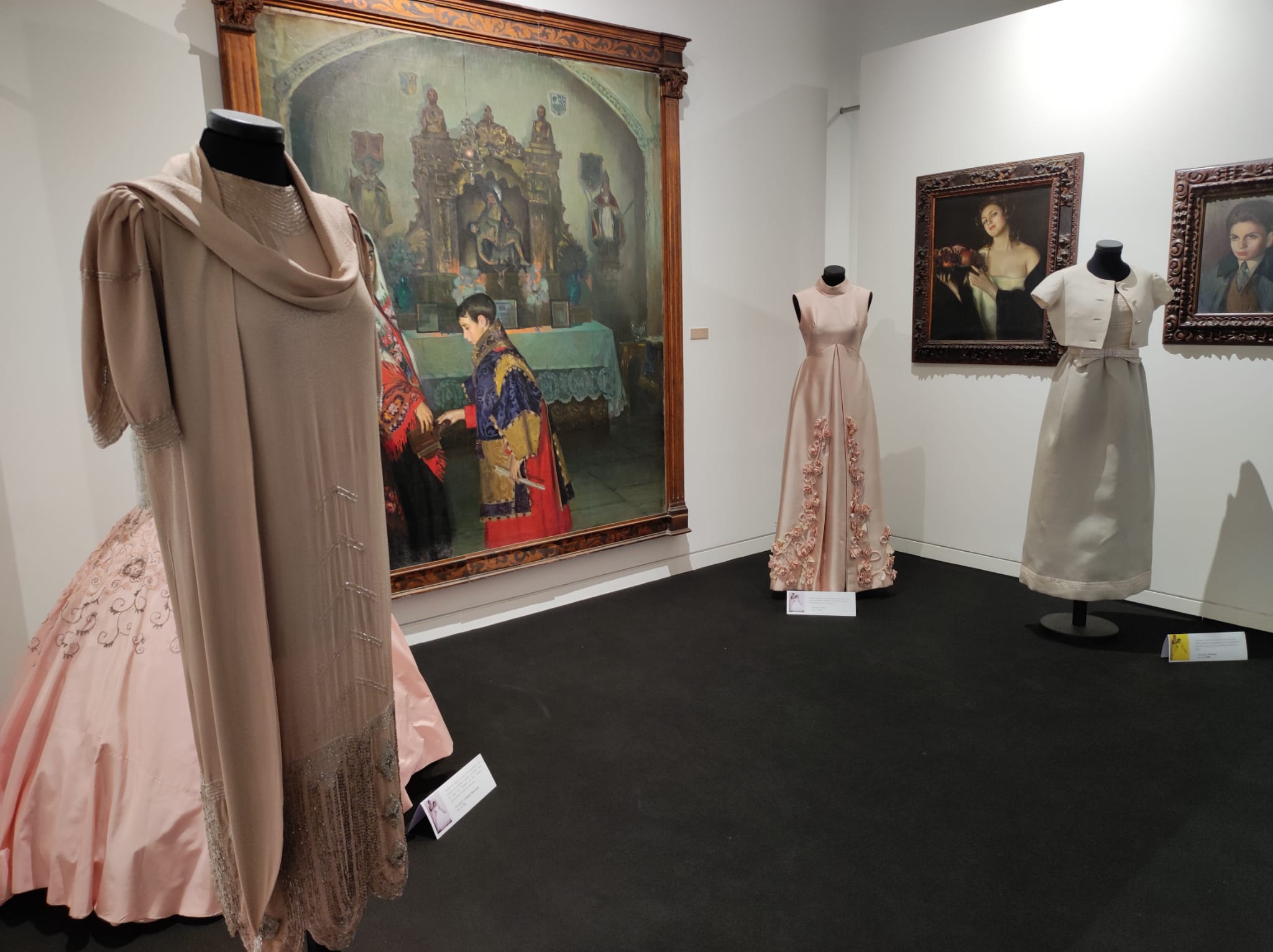 La exposición 'Vísteme: de la alta costura al arte', en imágenes La exposición 'Vísteme: de la alta costura al arte', en imágenes
