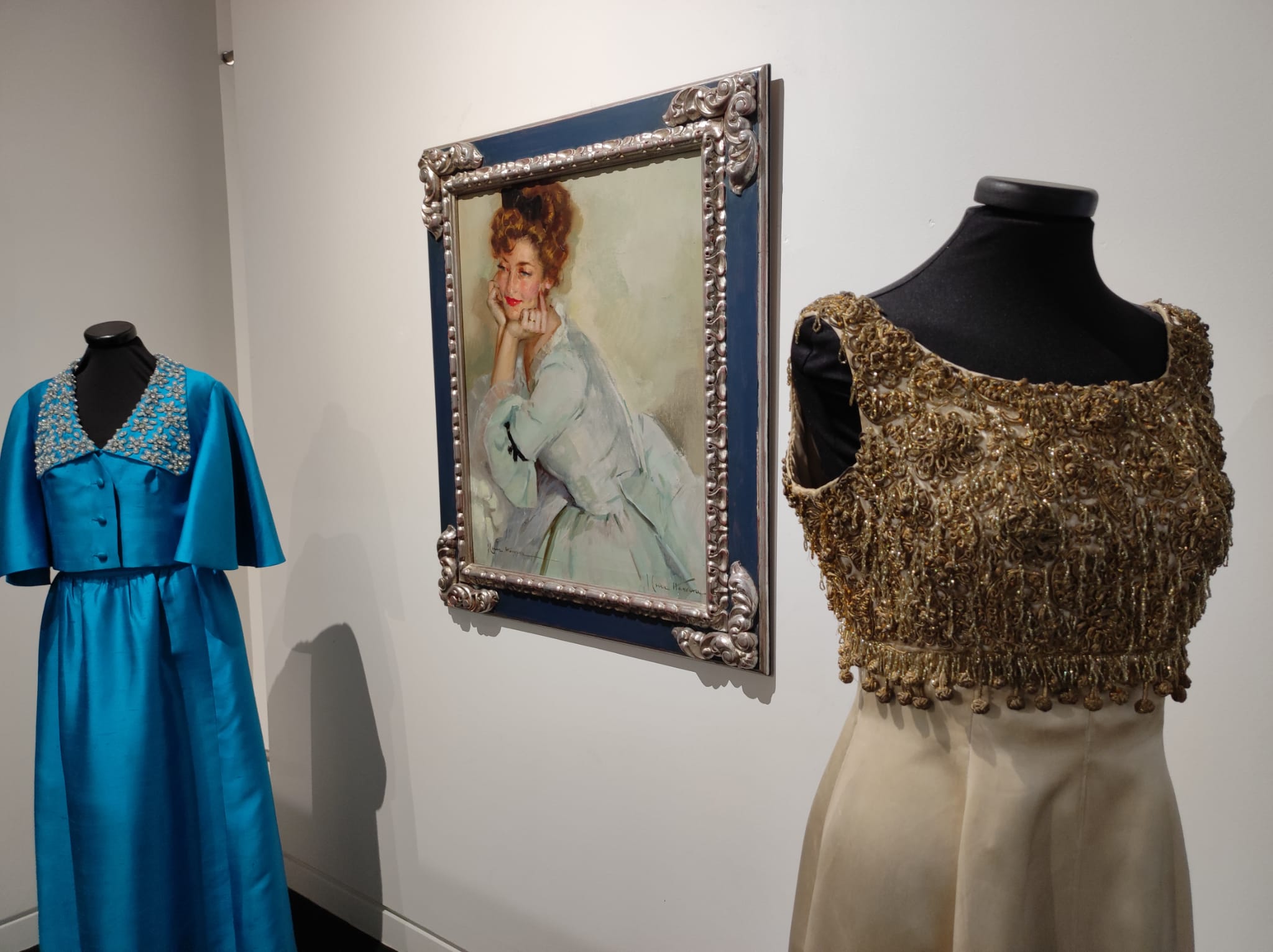La exposición 'Vísteme: de la alta costura al arte', en imágenes La exposición 'Vísteme: de la alta costura al arte', en imágenes