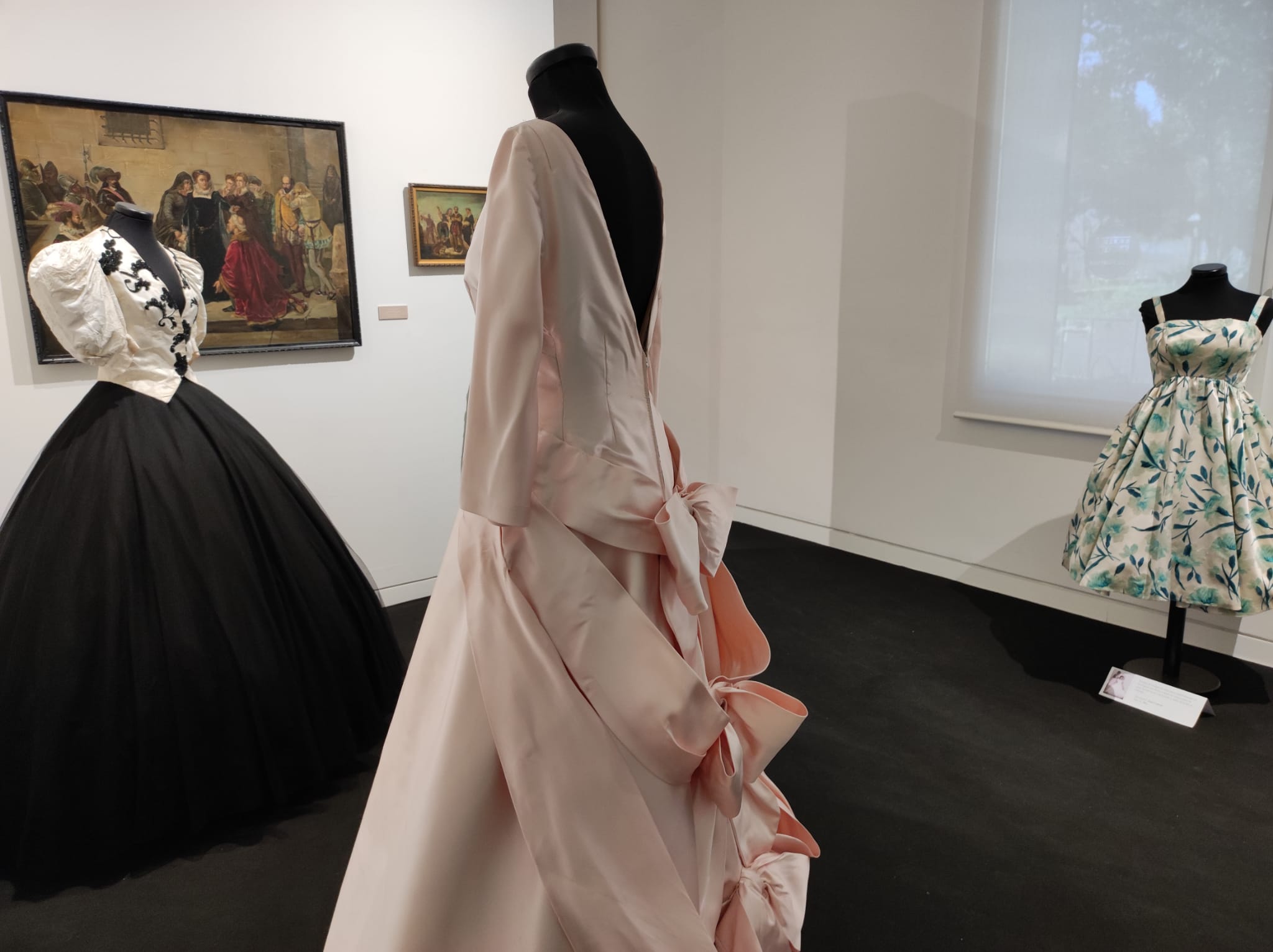 La exposición 'Vísteme: de la alta costura al arte', en imágenes La exposición 'Vísteme: de la alta costura al arte', en imágenes