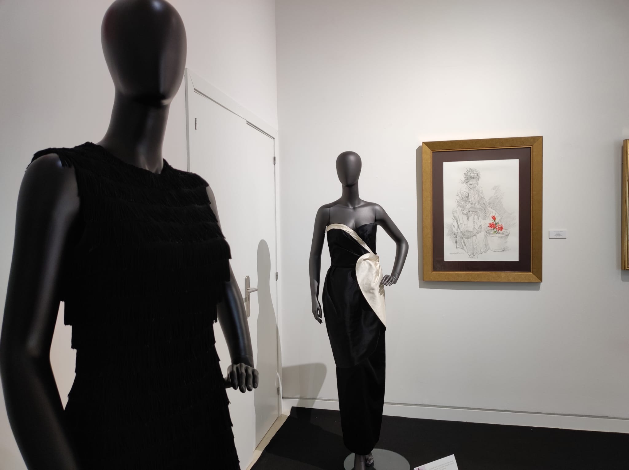 La exposición 'Vísteme: de la alta costura al arte', en imágenes La exposición 'Vísteme: de la alta costura al arte', en imágenes