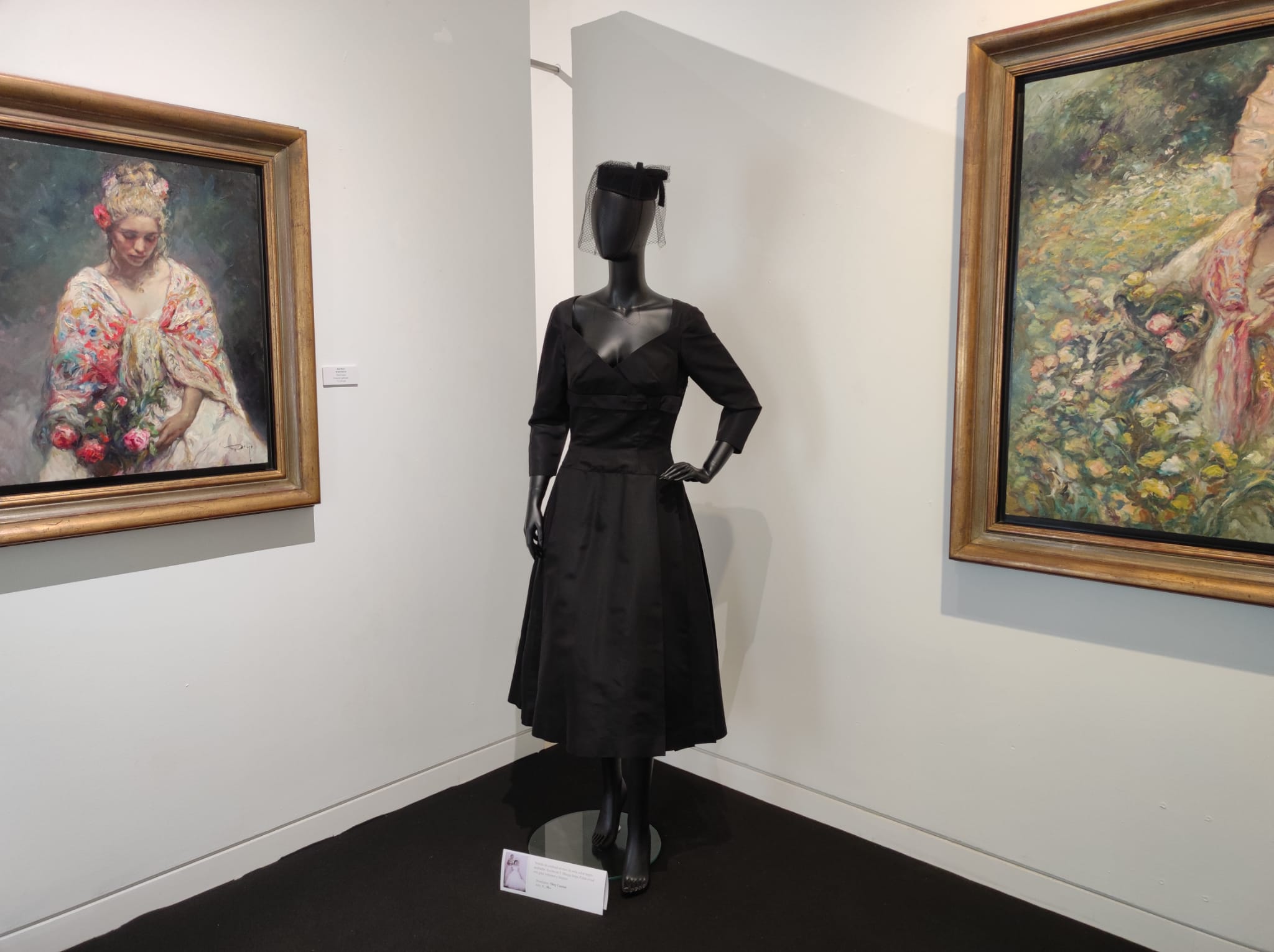 La exposición 'Vísteme: de la alta costura al arte', en imágenes La exposición 'Vísteme: de la alta costura al arte', en imágenes