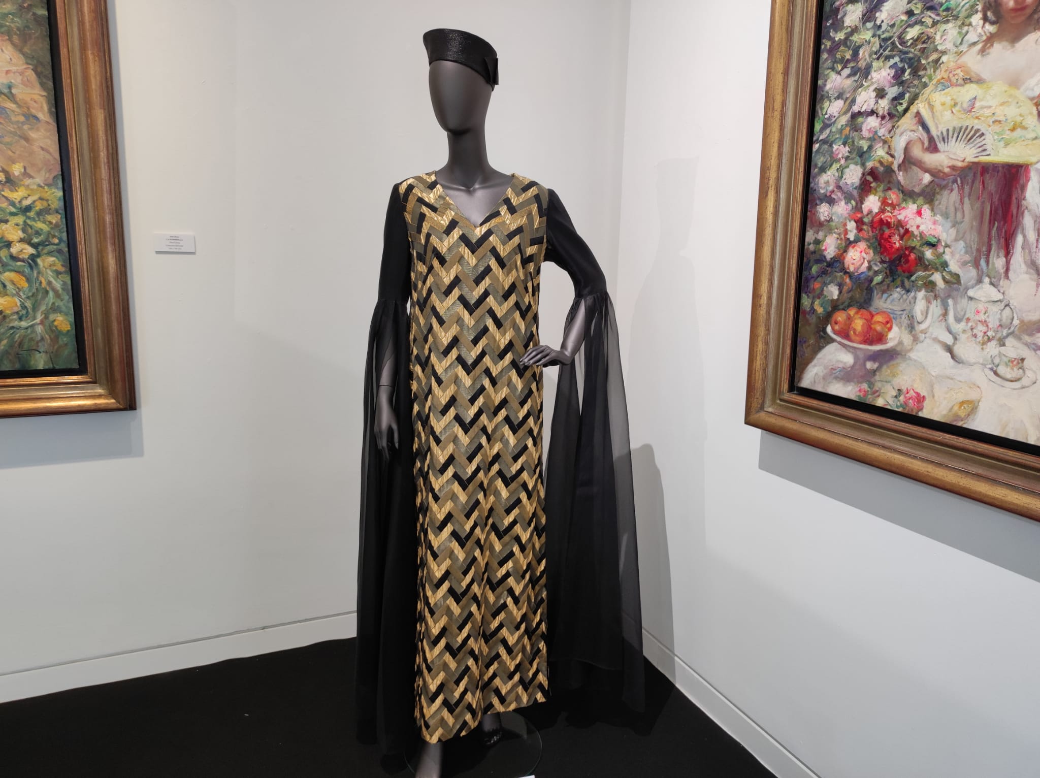 La exposición 'Vísteme: de la alta costura al arte', en imágenes La exposición 'Vísteme: de la alta costura al arte', en imágenes