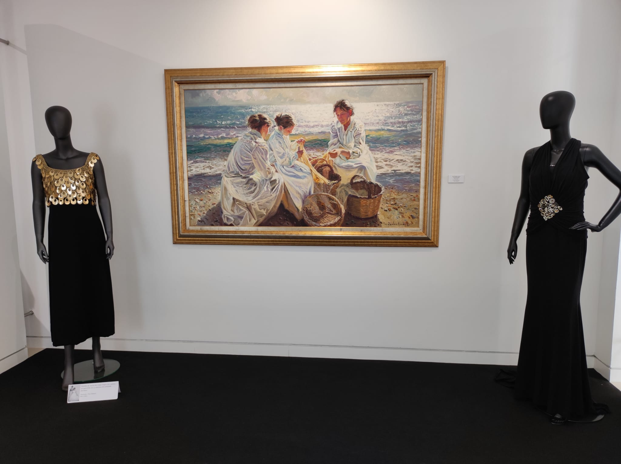 La exposición 'Vísteme: de la alta costura al arte', en imágenes La exposición 'Vísteme: de la alta costura al arte', en imágenes