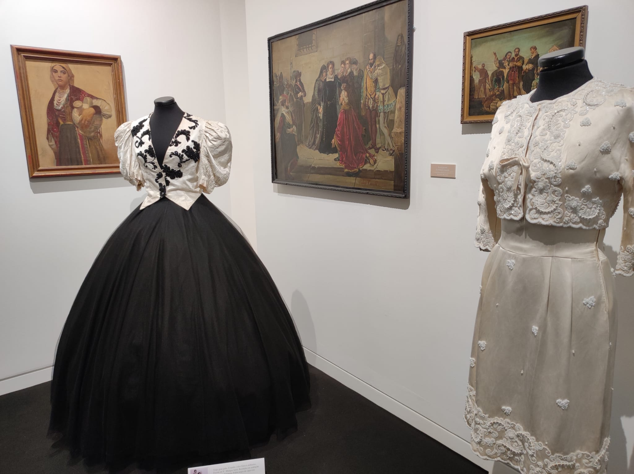 La exposición 'Vísteme: de la alta costura al arte', en imágenes La exposición 'Vísteme: de la alta costura al arte', en imágenes