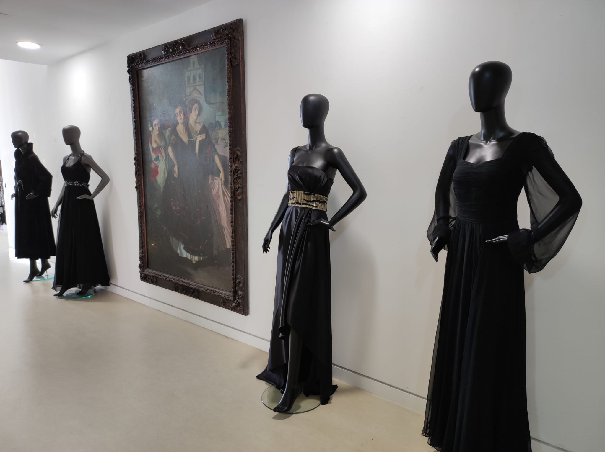 La exposición 'Vísteme: de la alta costura al arte', en imágenes La exposición 'Vísteme: de la alta costura al arte', en imágenes