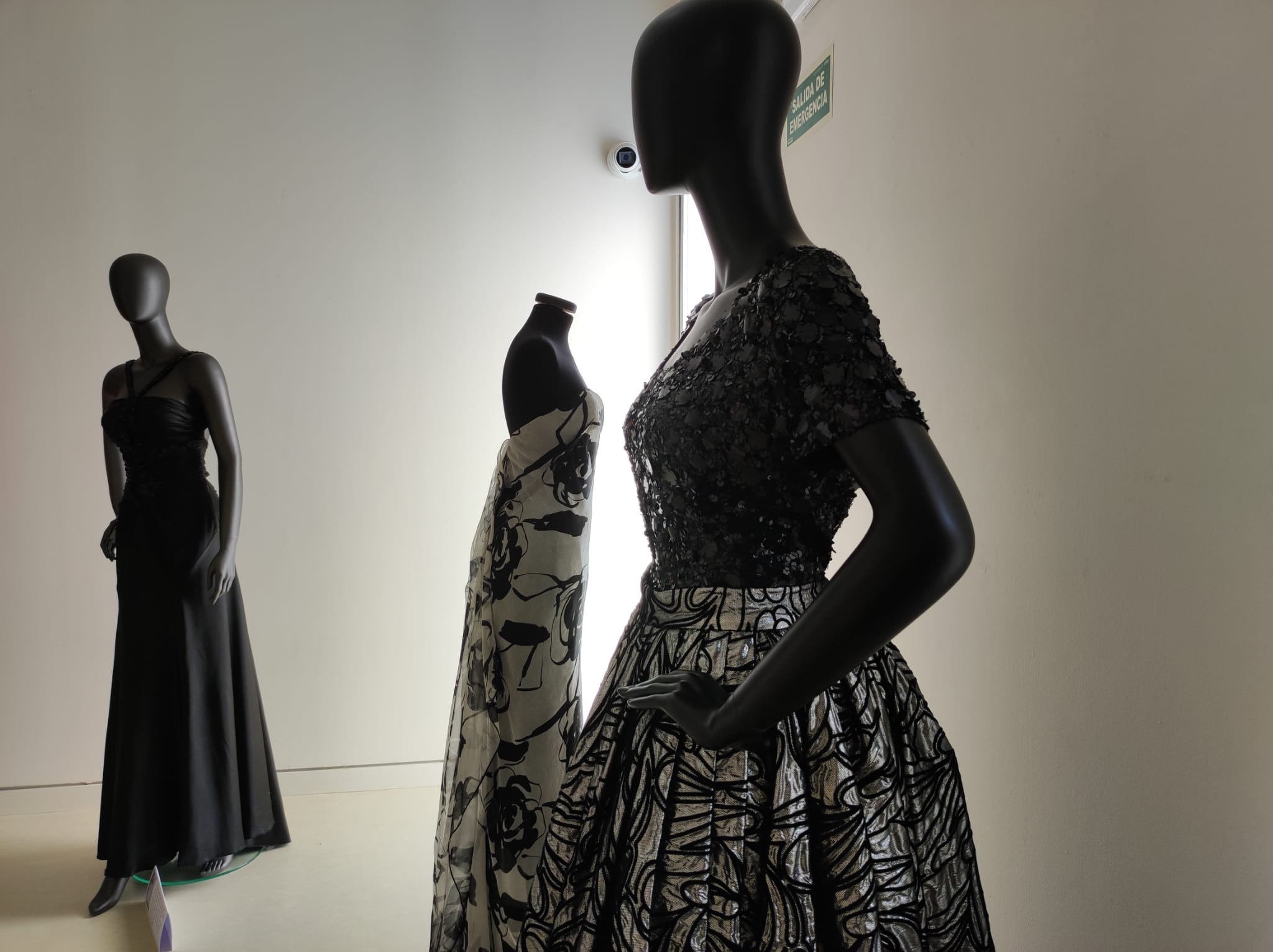 La exposición 'Vísteme: de la alta costura al arte', en imágenes La exposición 'Vísteme: de la alta costura al arte', en imágenes
