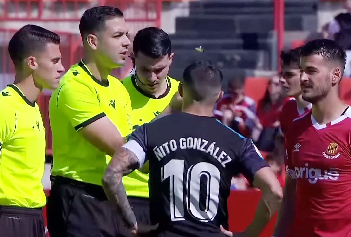 El colegiado murciano Lax Franco, en el sorteo de campos del Nástic-RB Linense