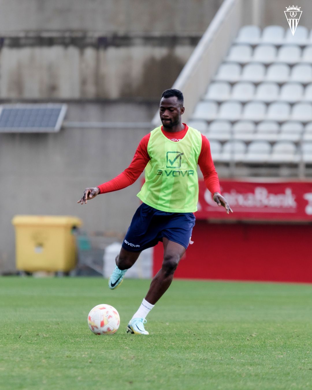 Amoah, en una sesión de entreno en el Mirador, apunta a la titularidad. FOTO: ACF