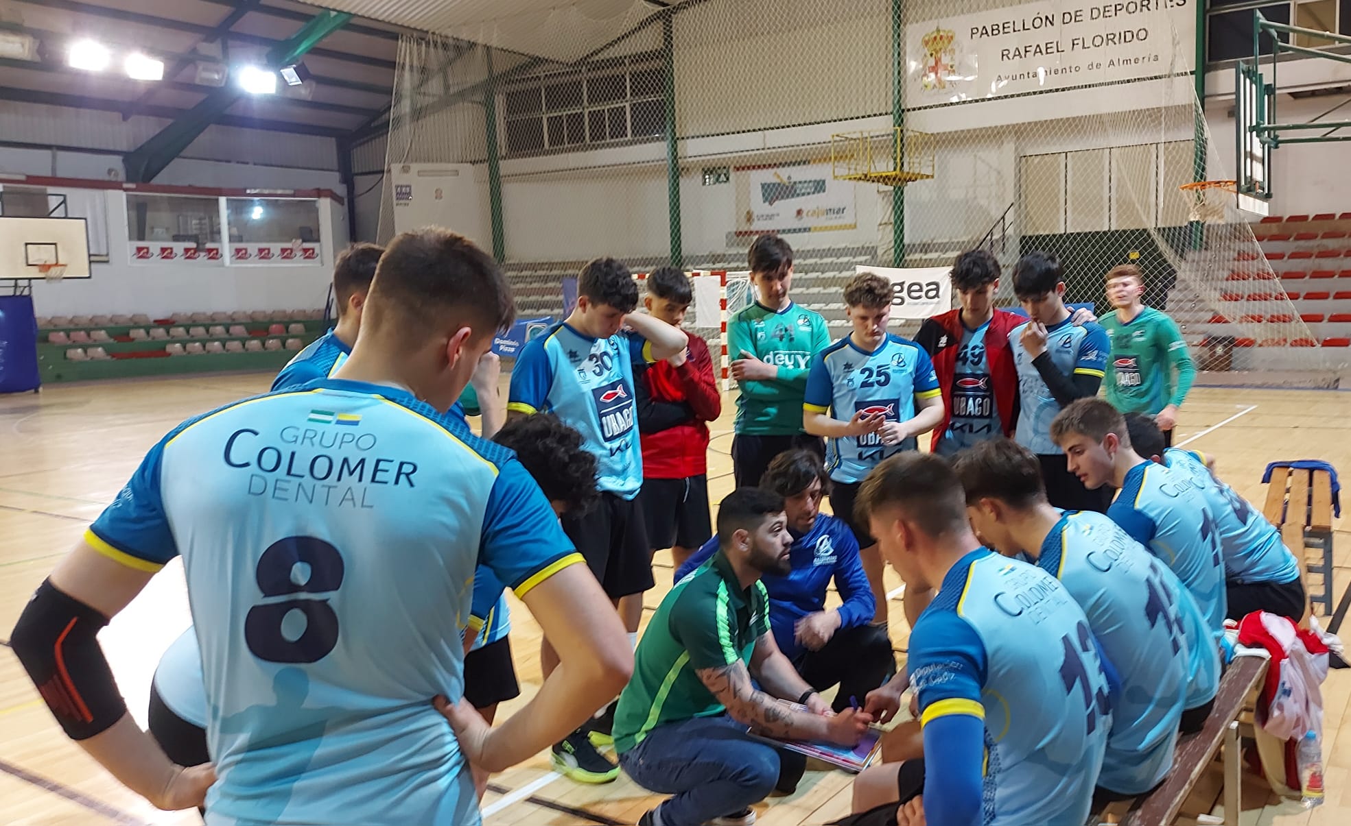 Alejandro Ledesma habla con los jugadores del juvenil del BM Ciudad de Algeciras en un tiempo muerto en Almería