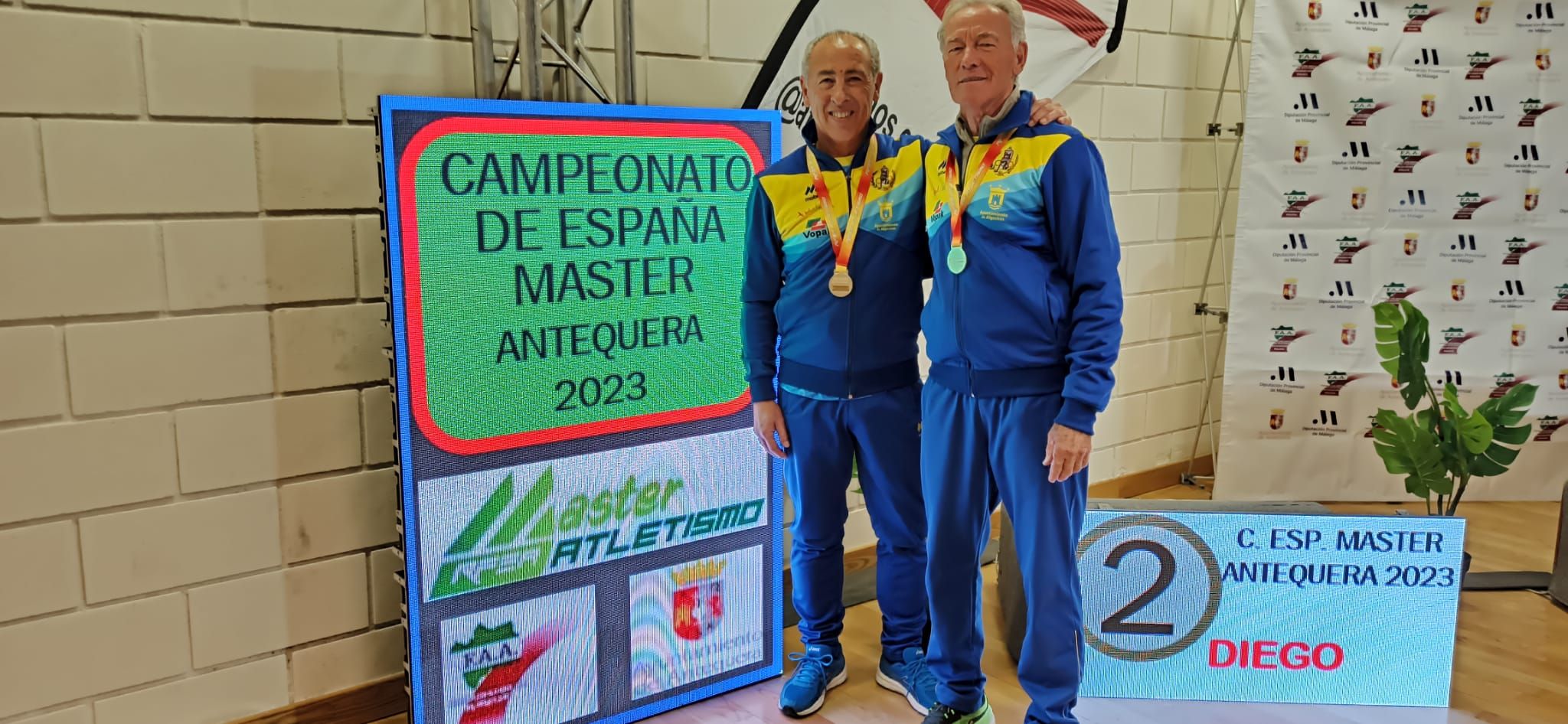 Antonio Crespo y Jorge Páez posan juntos con sus respectivas medallas de oro que les reconoce como campeones de España Máster