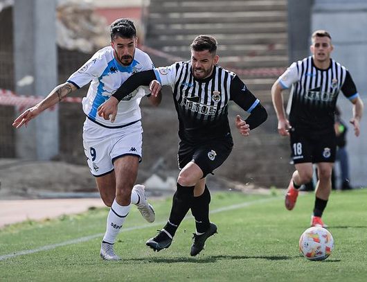 El deportivista Alberto Quiles y el balono Jesús Muñoz pugna por la pelota/Foto: RC Deportivo