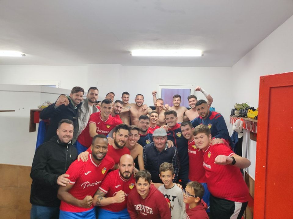 Los jugadores del CD Guadiaro festejan en el vestuario con el presidente del triunfo sobre el Recreativo Portuense Club de Fútbol Base