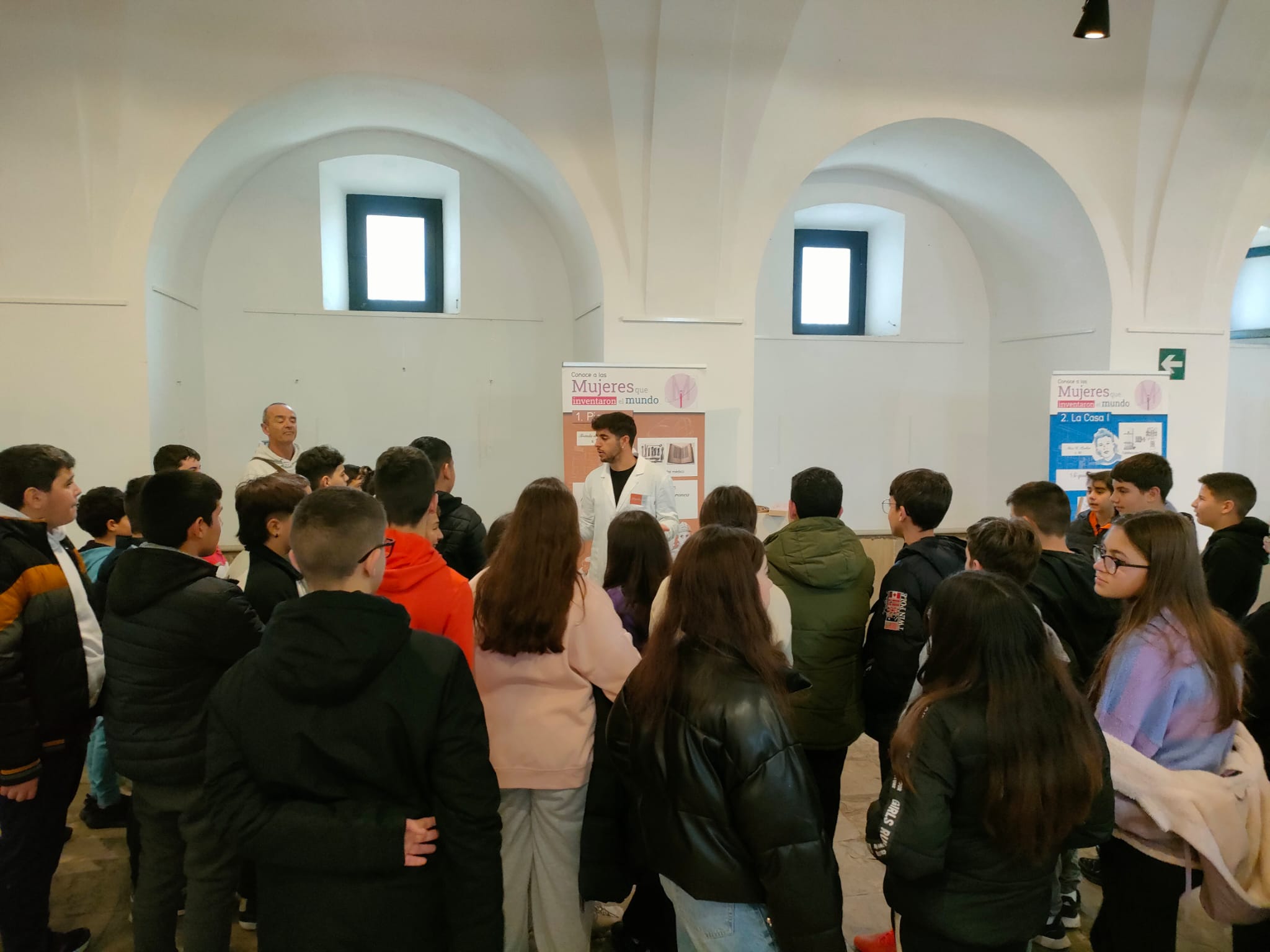 Alumnos en la inauguración de la muestra 'Mujeres que inventaron el mundo'.