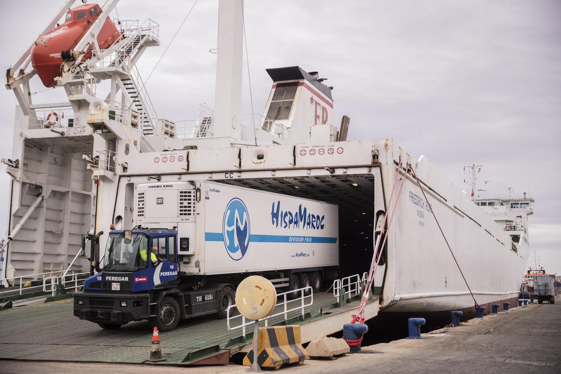 Un camión entra en un barco de transporte de cargas este lunes. Foto: Jorge Zapata/EFE.