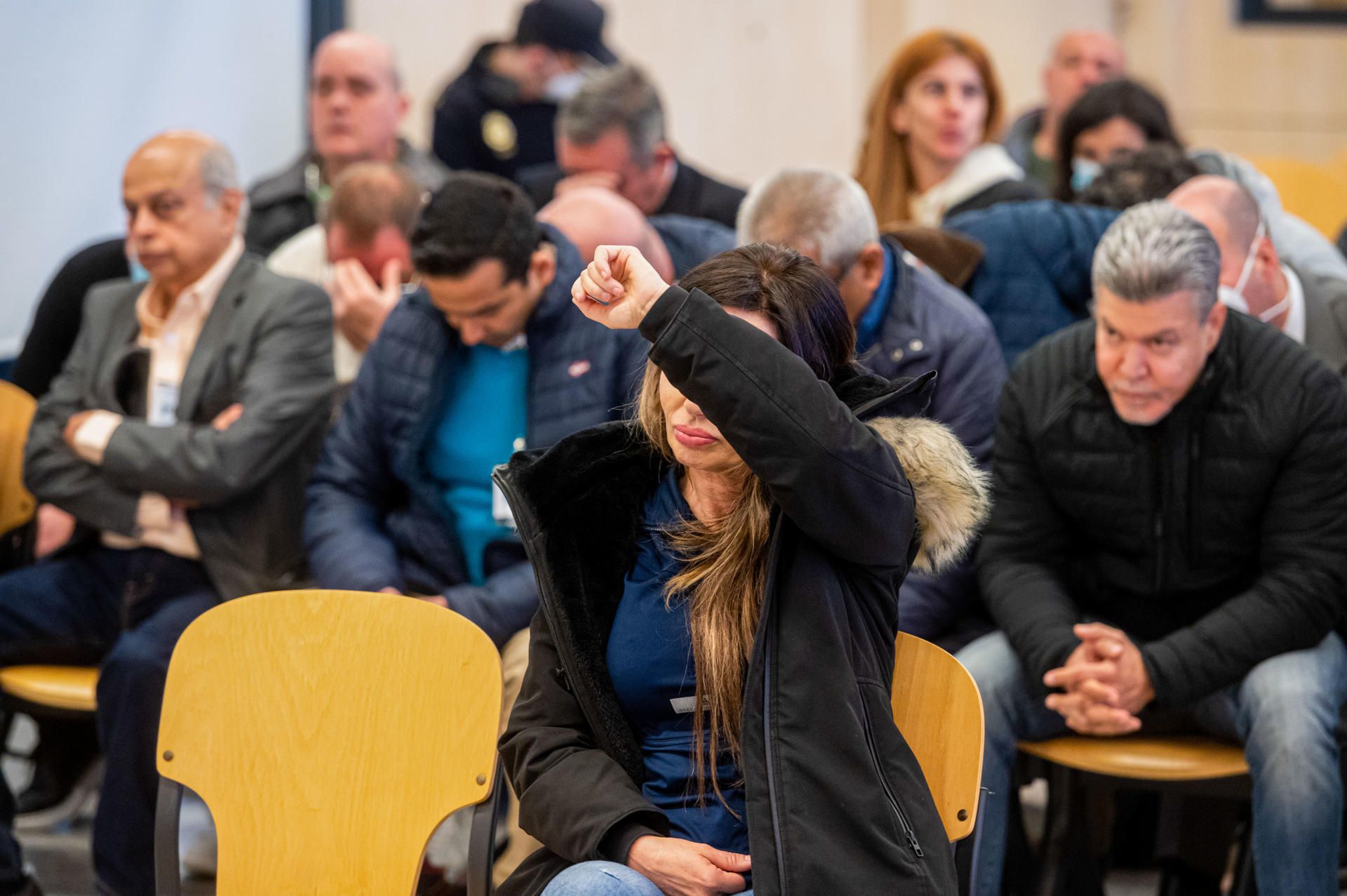 Ana María Cameno, conocida como la Reina de Coca, junto al resto de acusados comparece ante el tribunal de la Audiencia Nacional en el arranque del juicio a Los Miami con 81 acusados, este lunes en San Fernando de Henares (Madrid). EFE/ Fernando Villar POOL