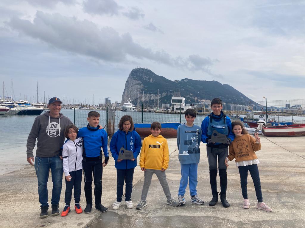 Los regatIstas del Real Club Náutico de Algeciras en la cita del Provincial de optimist de La Línea de la Concepción