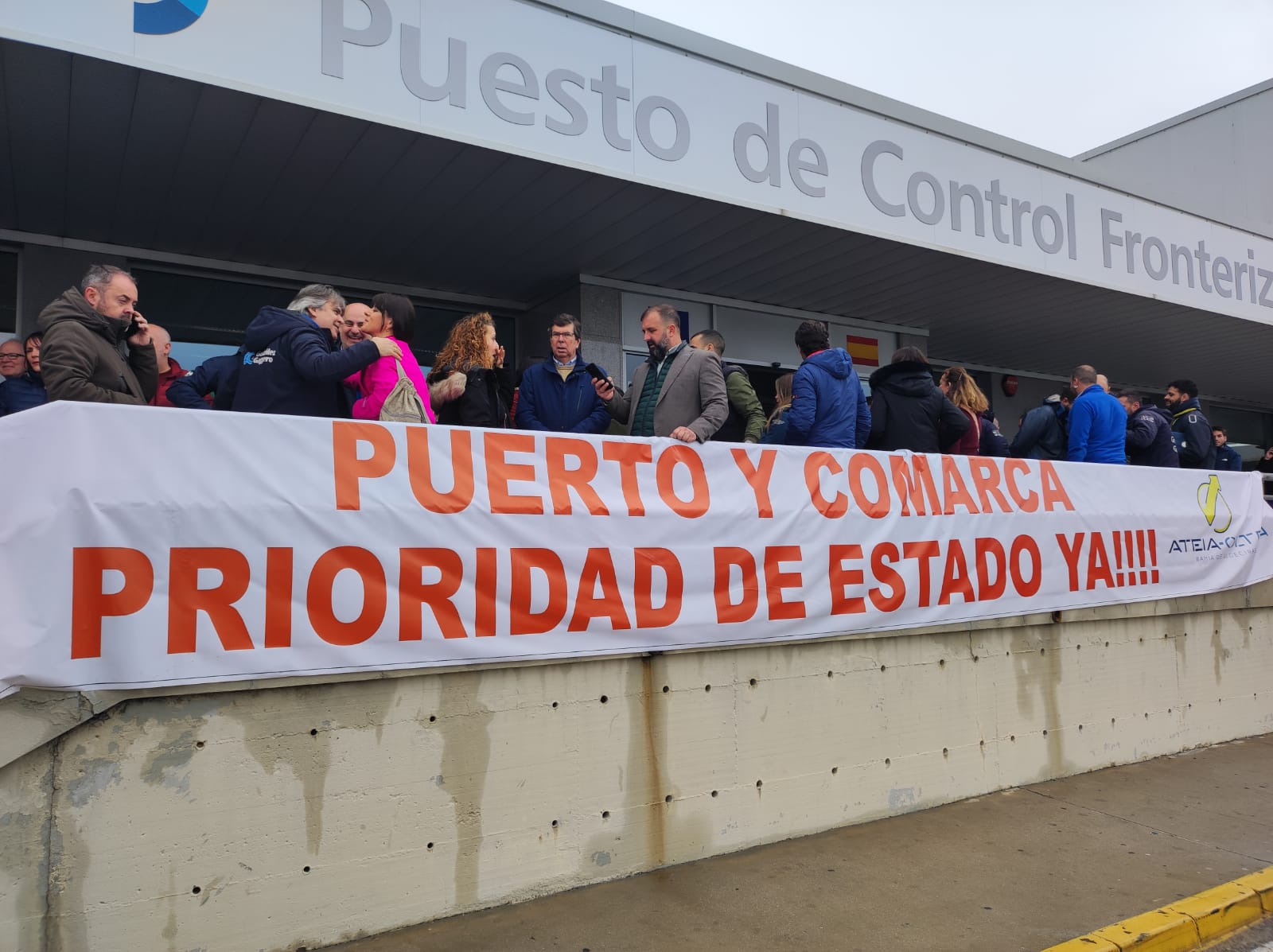 Un momento de la protesta a las puertas del Puesto de Control Fronterizo.