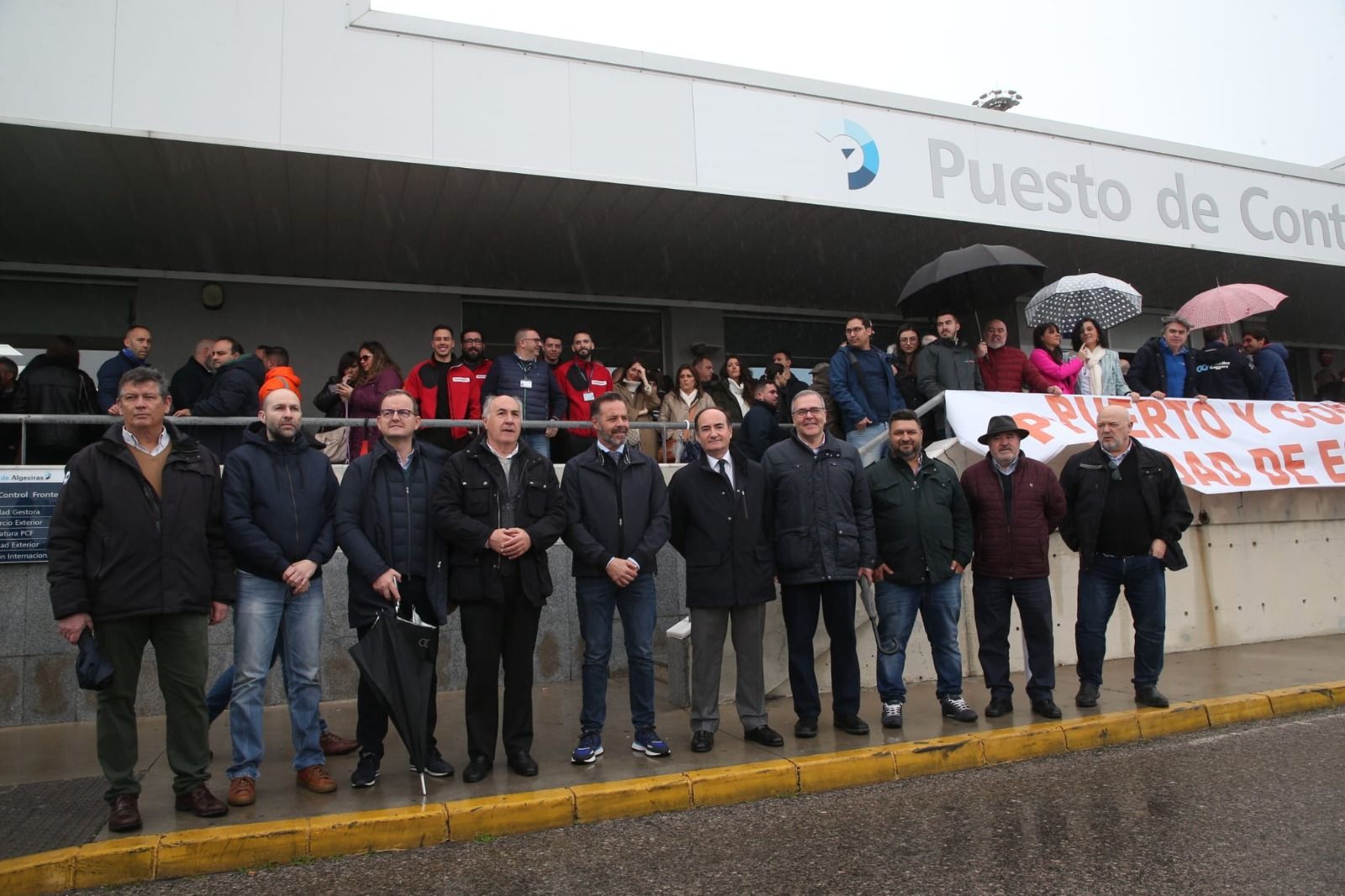 El alcalde de Algeciras junto a las autoridades, durante la protesta en el Puesto de Control Fronterizo.