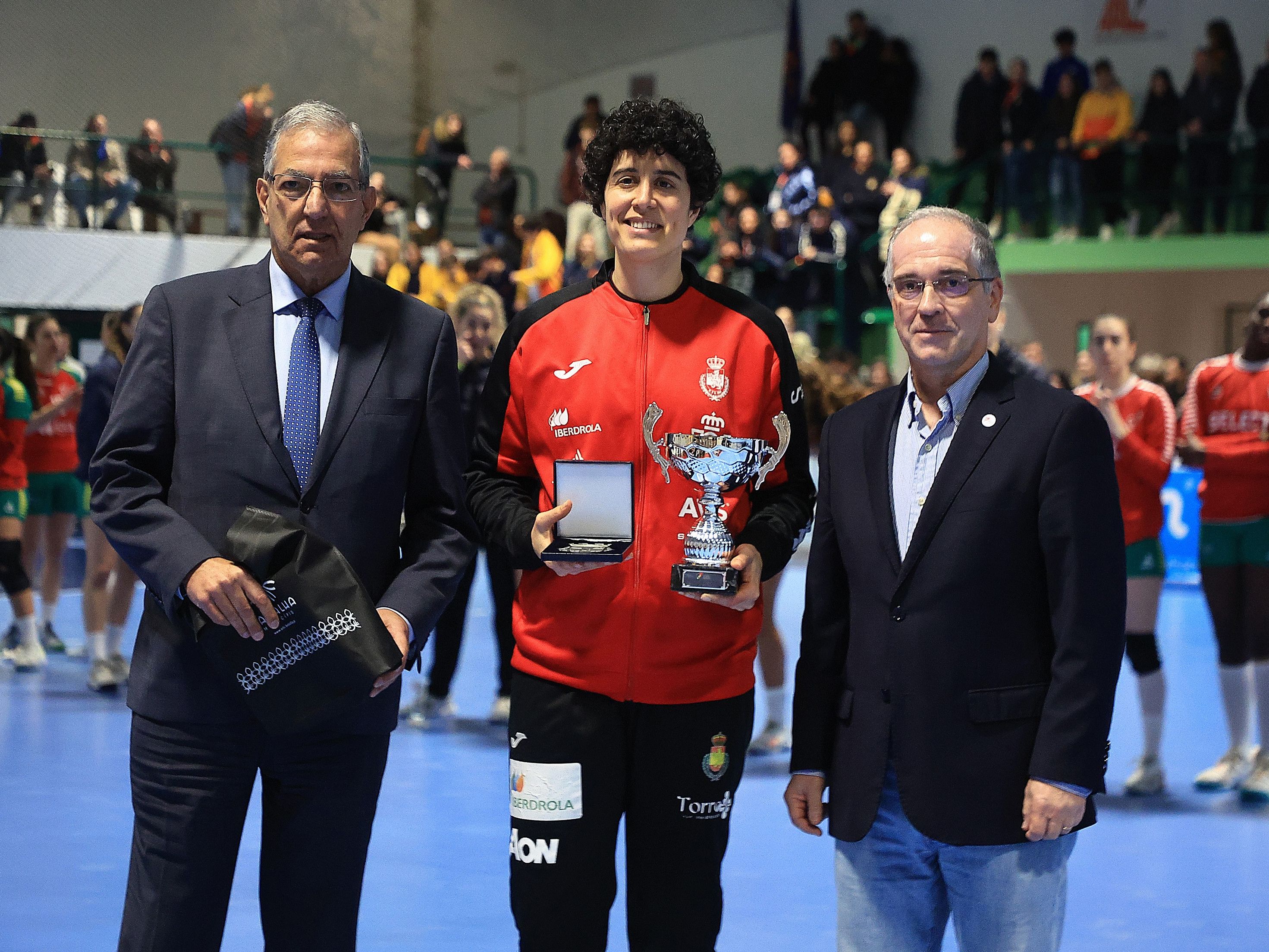 La jugadora de la selección española de balonmano, las 'Guerreras', Merche, con el trofeo de subcampeona en Portugal