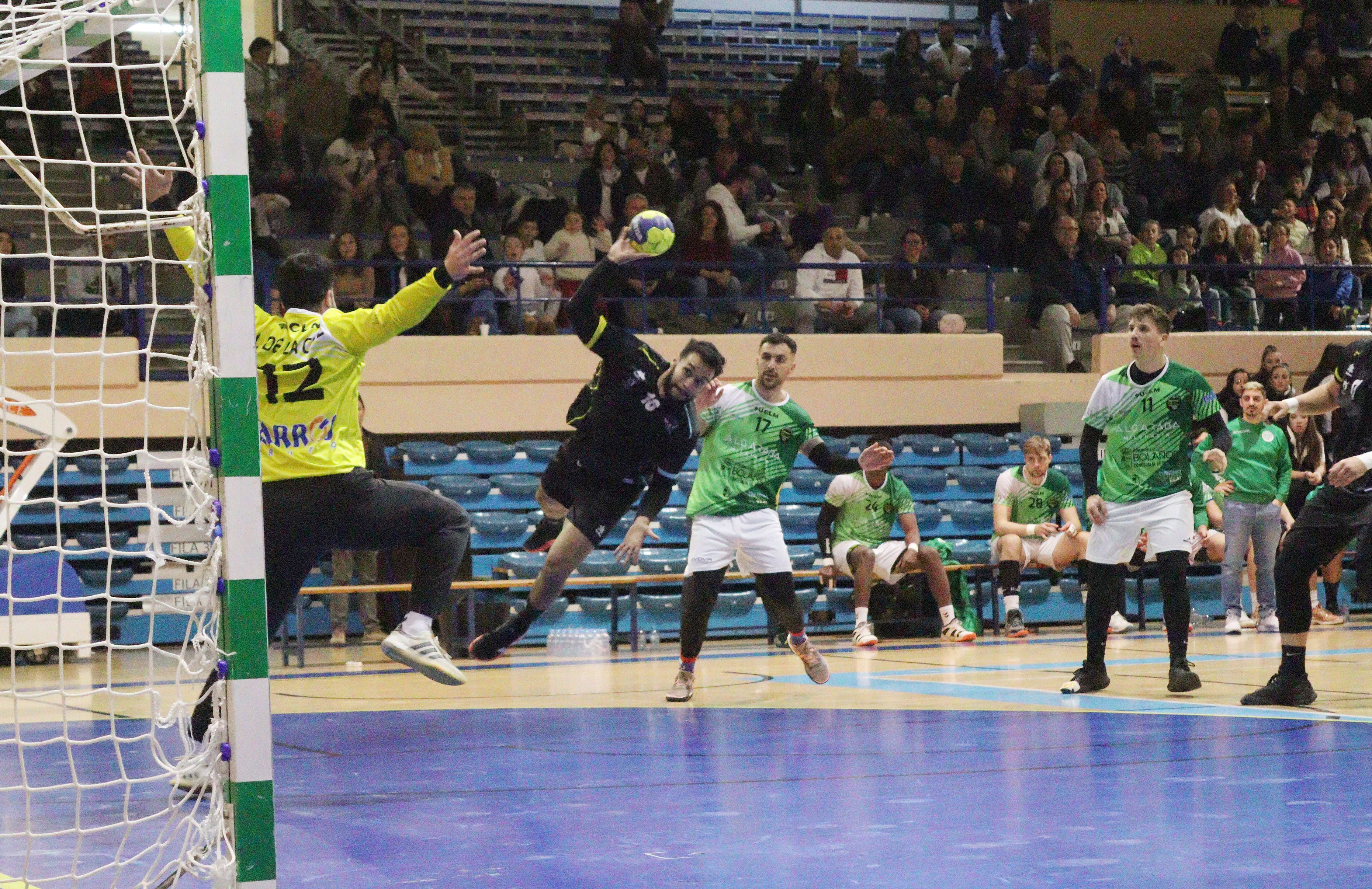 Hamsa Abderrahaman, capitán del BM Ciudad de Algeciras, lanza ante la portería del BM Bolaños