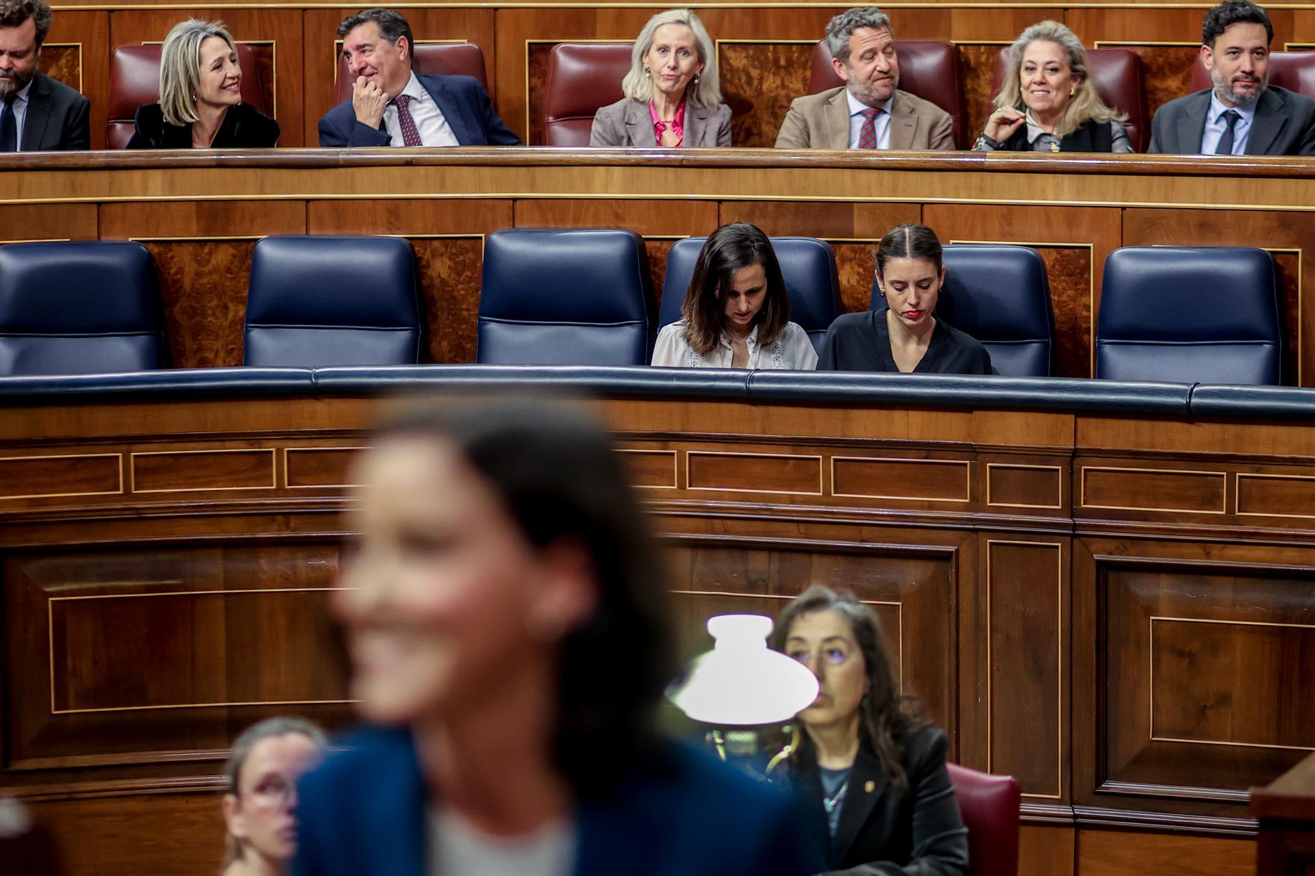 La ministra de Derechos Sociales y Agenda 2030, Ione Belarra (i), y la ministra de Igualdad, Irene Montero (d), durante una sesión plenaria en el Congreso de los Diputados - Ricardo Rubio - Europa Press