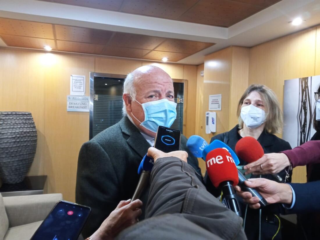 El consejero de Salud y Familias, Jesús Aguirre, atiende a los medios en Almería - EUROPA PRES