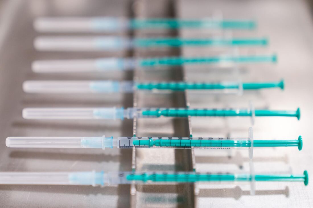 Archivo - FILED - 12 November 2021, Bavaria, Coburg: Ready-prepared syringes with the vaccine from Biontech/Pfizer are ready at the Coburg vaccination center. - Nicolas Armer/dpa - Archivo