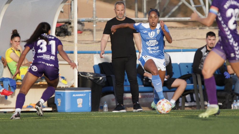 Patricia Gavira, llegando por la derecha, ve a la goleadora Aldrith, del Alhama Patricia Gavira, llegando por la derecha, ve a la goleadora Aldrith, del Alhama