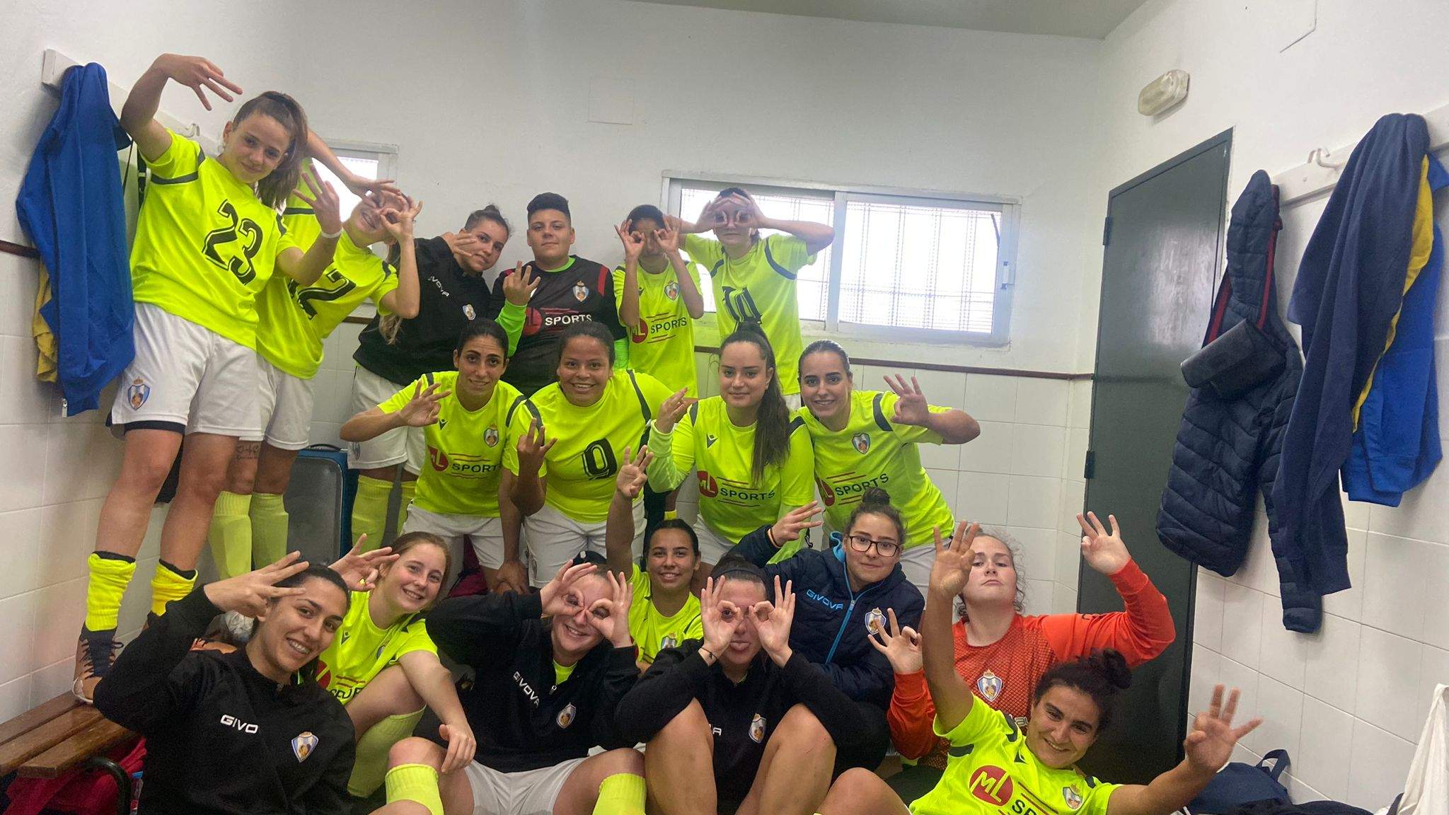 Las jugadoras del Linense FCB festejan el triunfo en Benalup